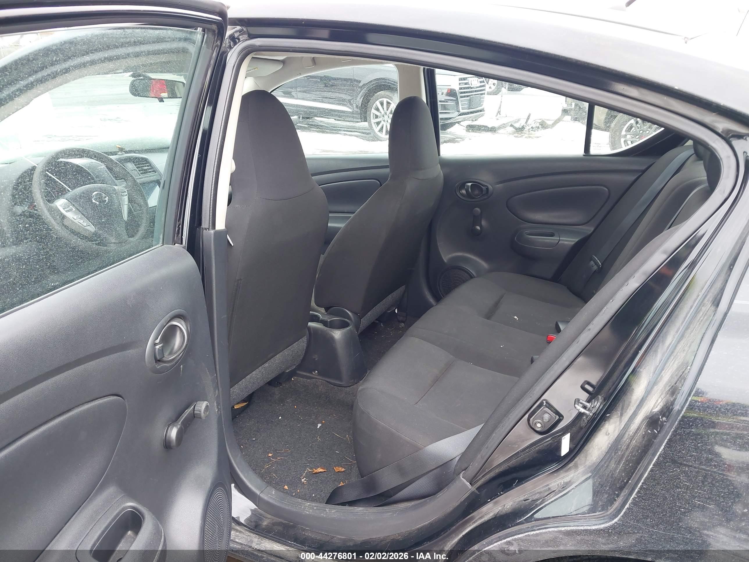 NISSAN VERSA image 8