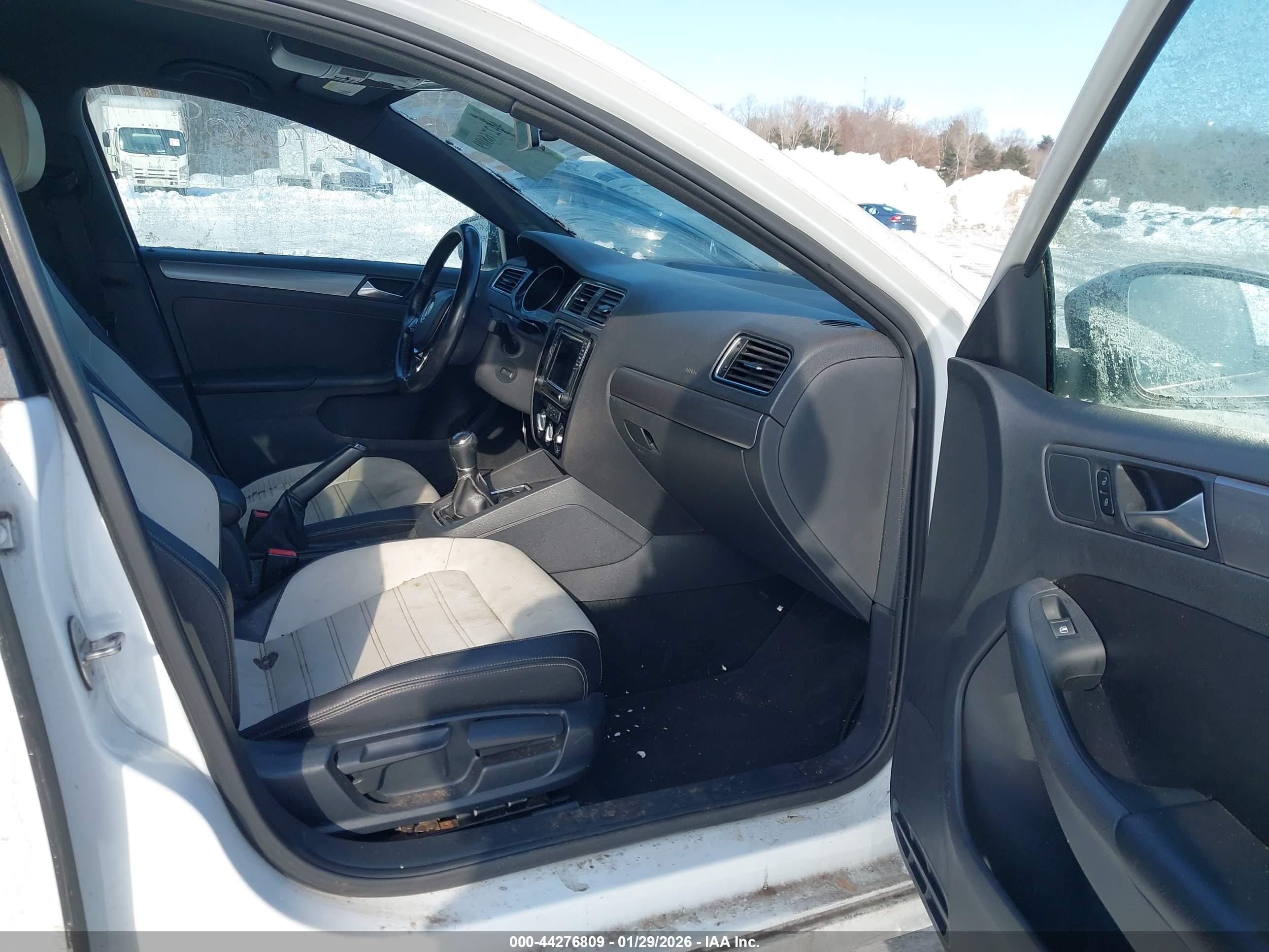 VOLKSWAGEN JETTA image 5