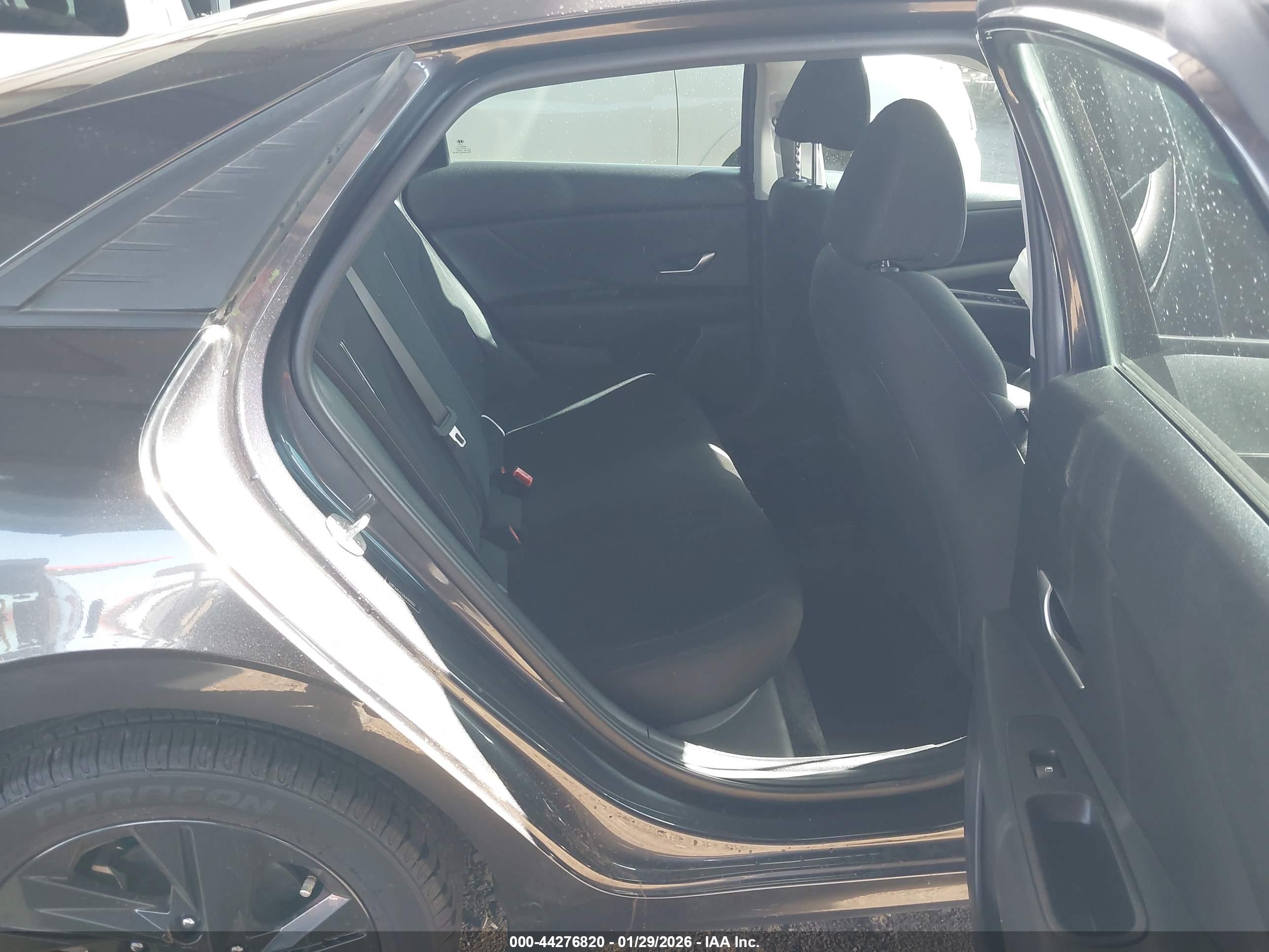 HYUNDAI ELANTRA image 8