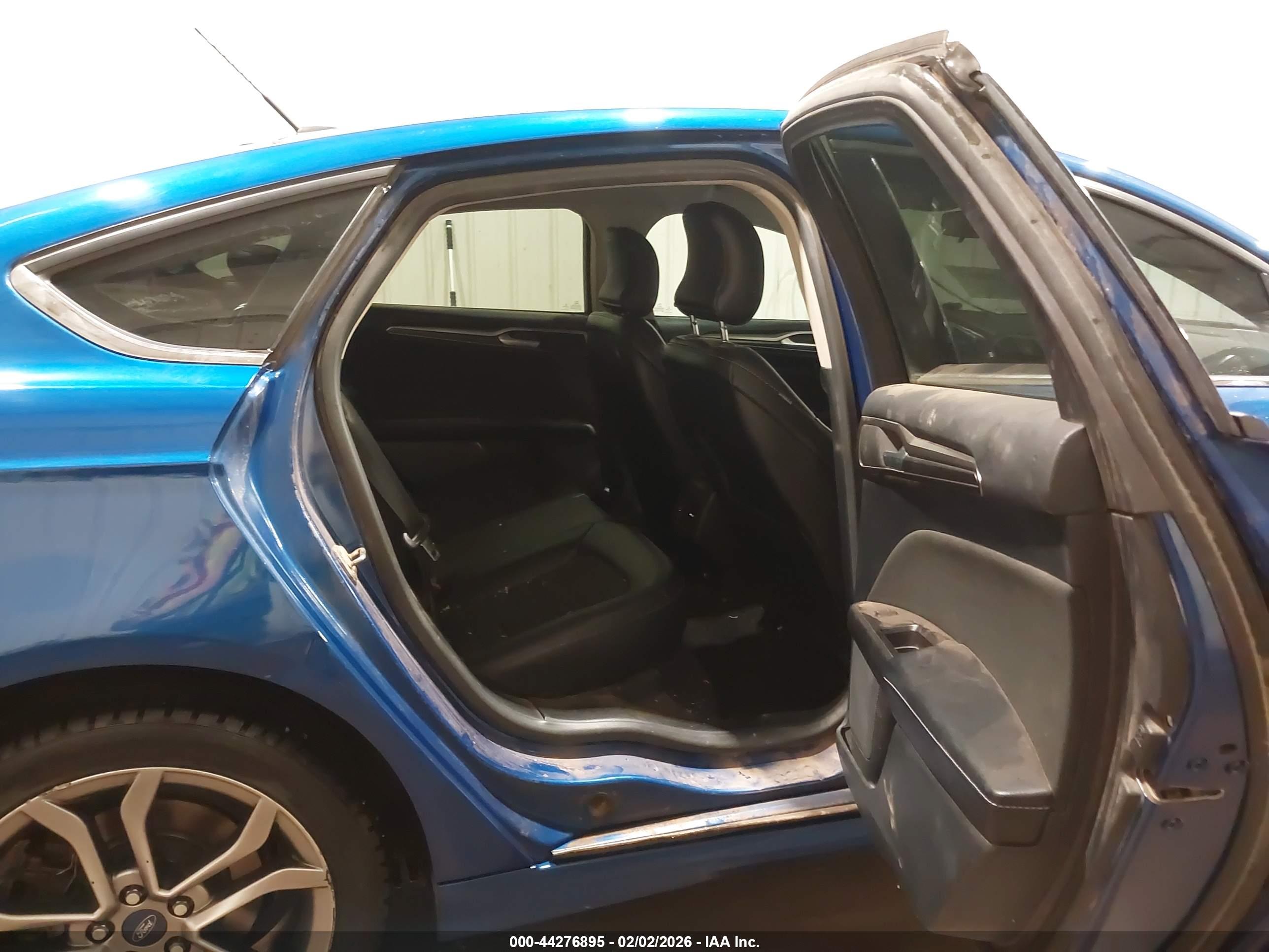 FORD FUSION image 8