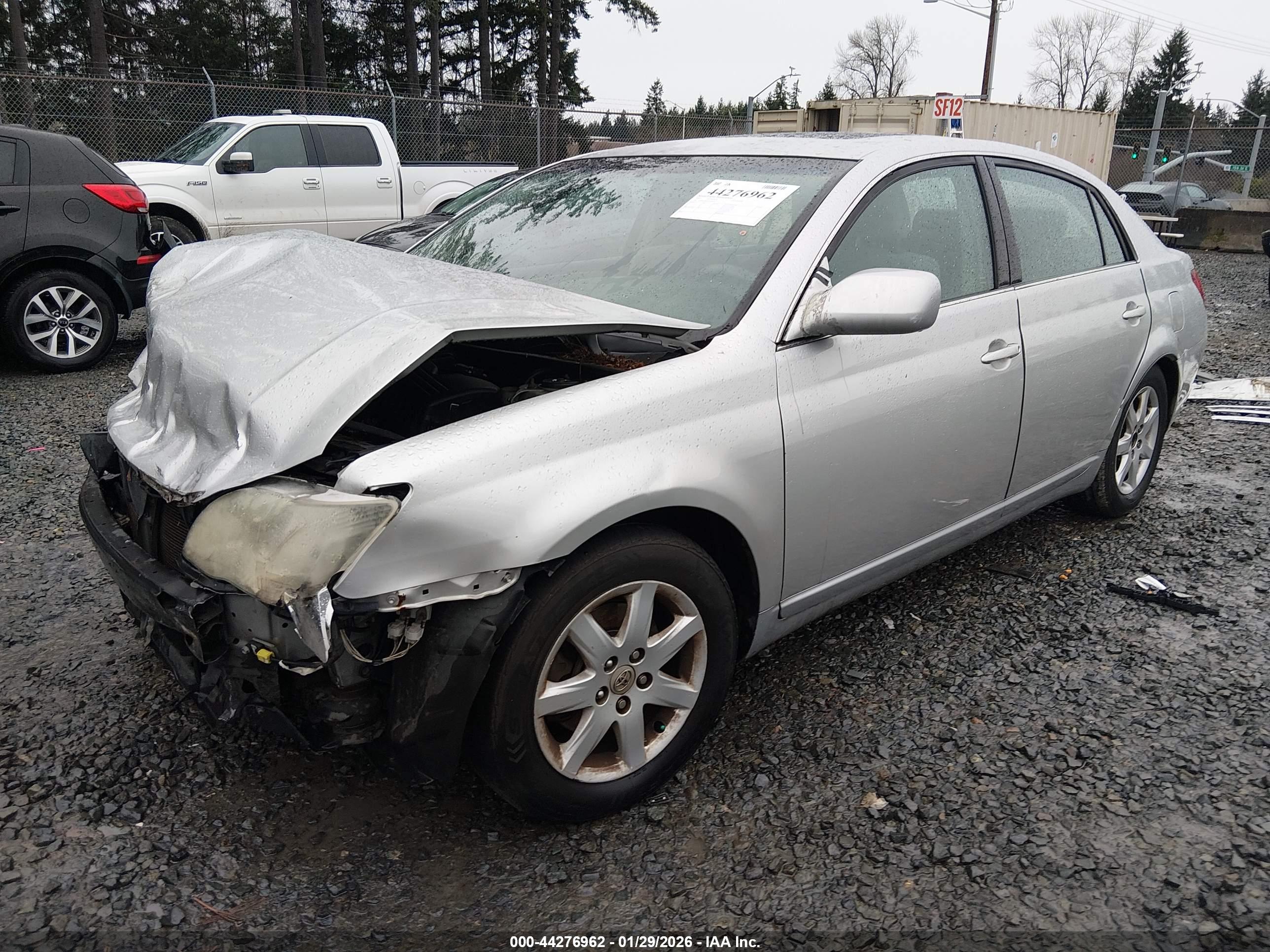 TOYOTA AVALON image 2