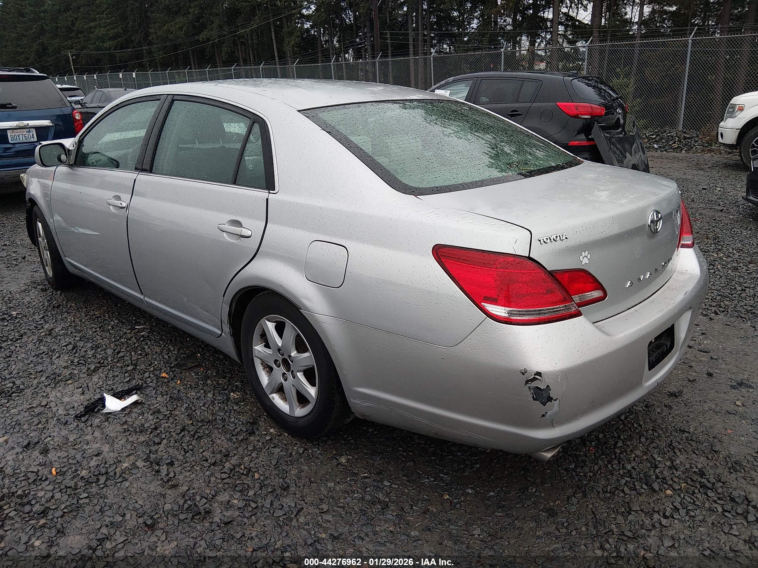 TOYOTA AVALON image 3