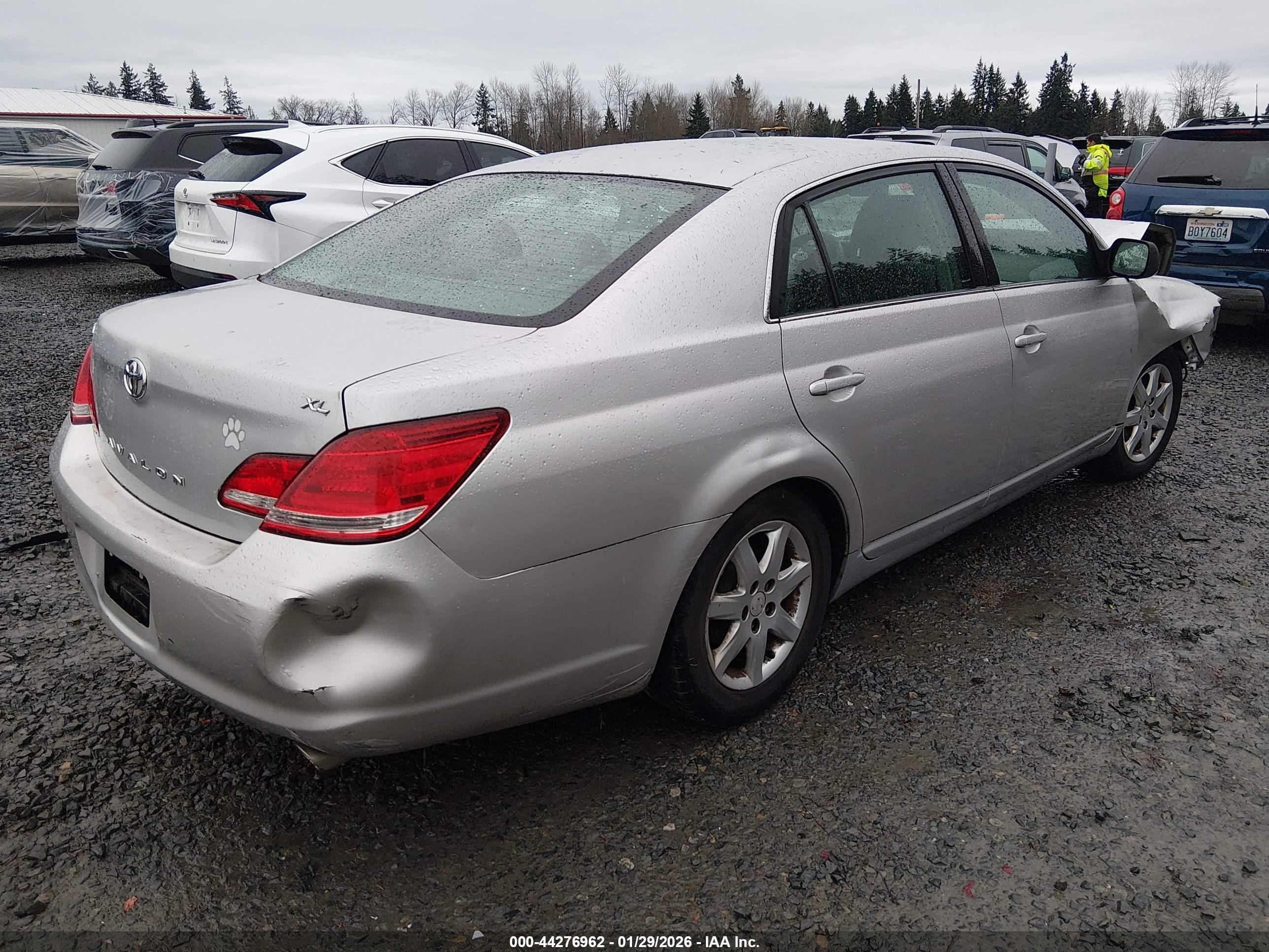 TOYOTA AVALON image 4