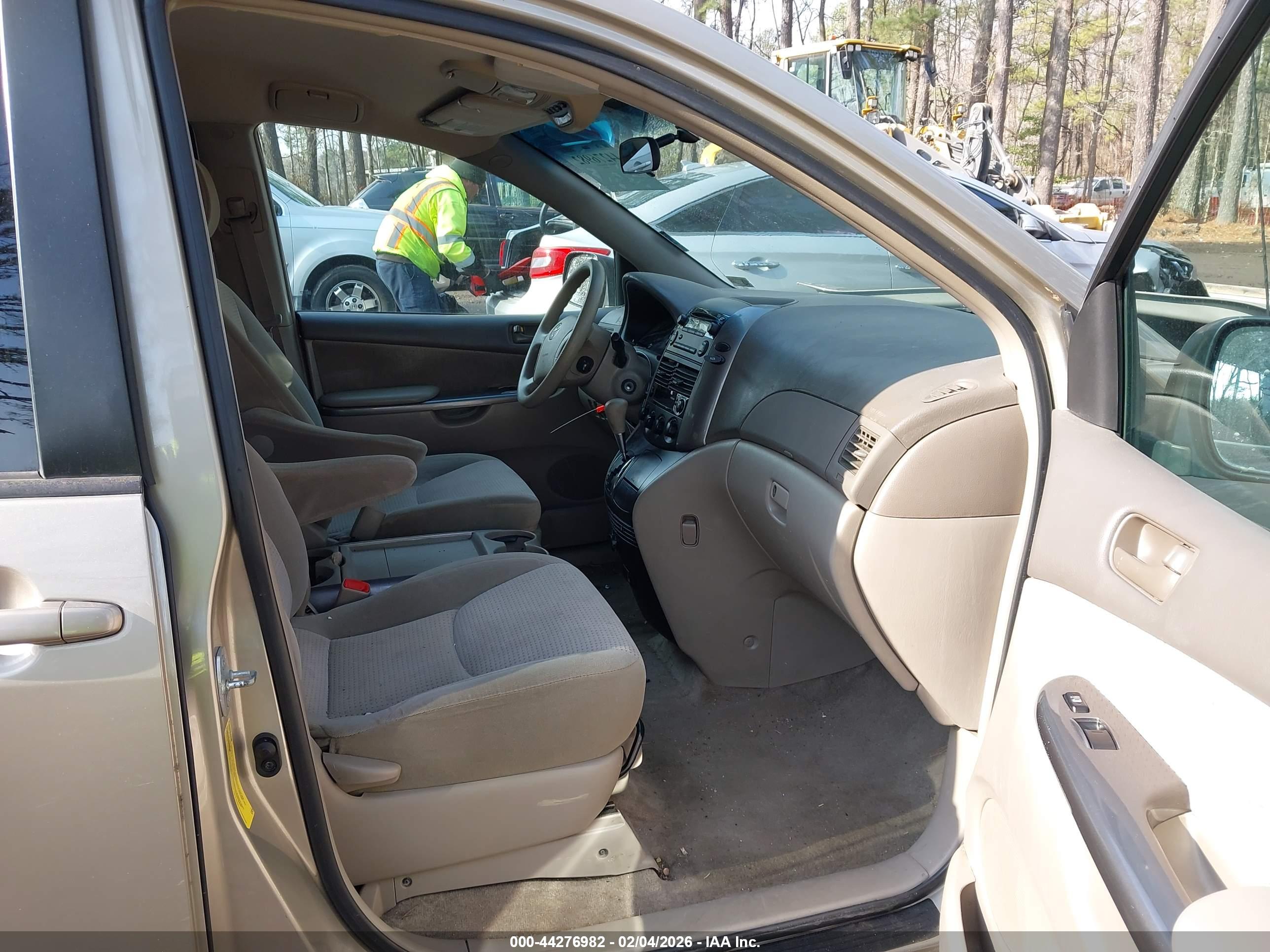 TOYOTA SIENNA image 5