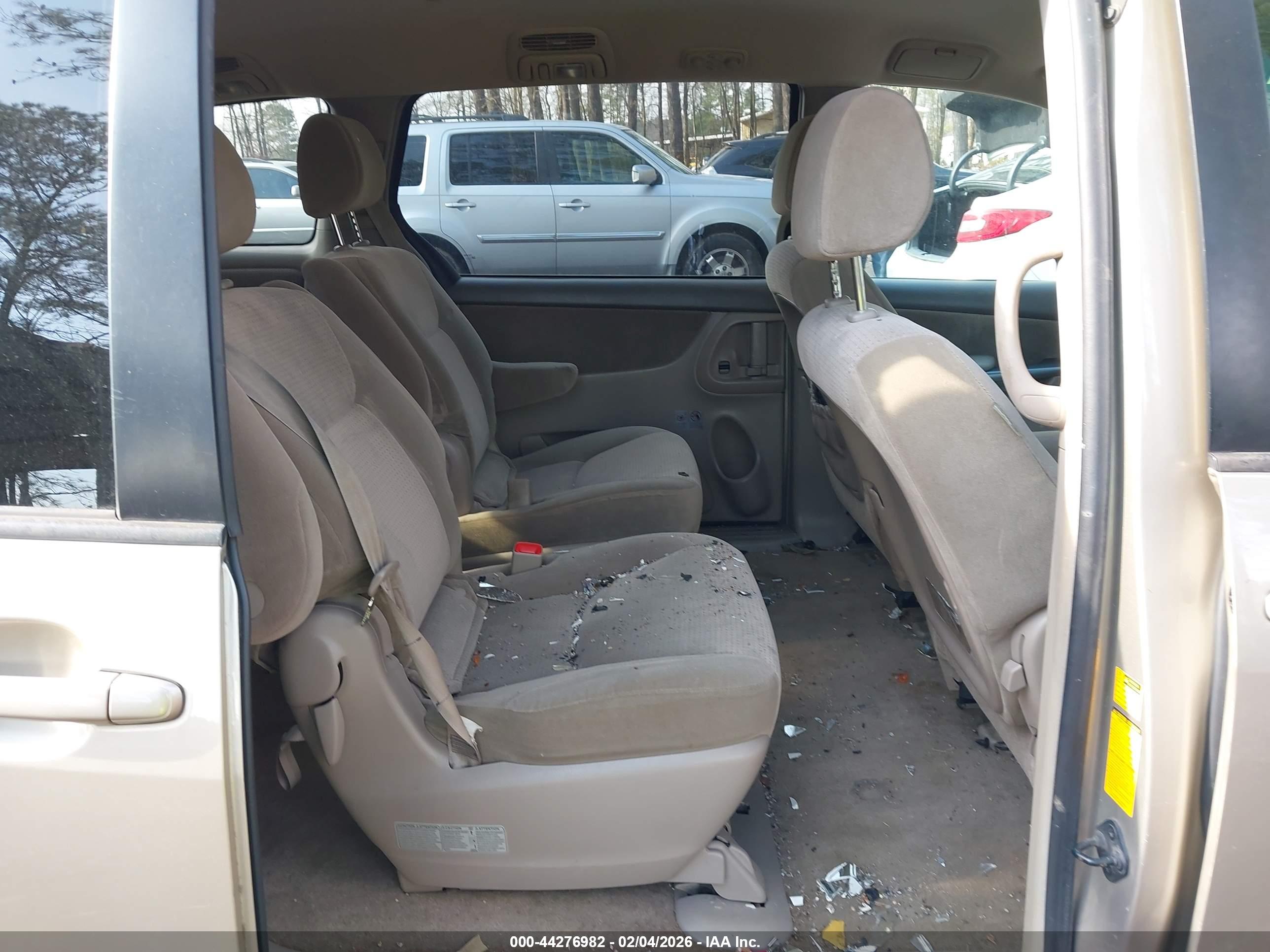 TOYOTA SIENNA image 8