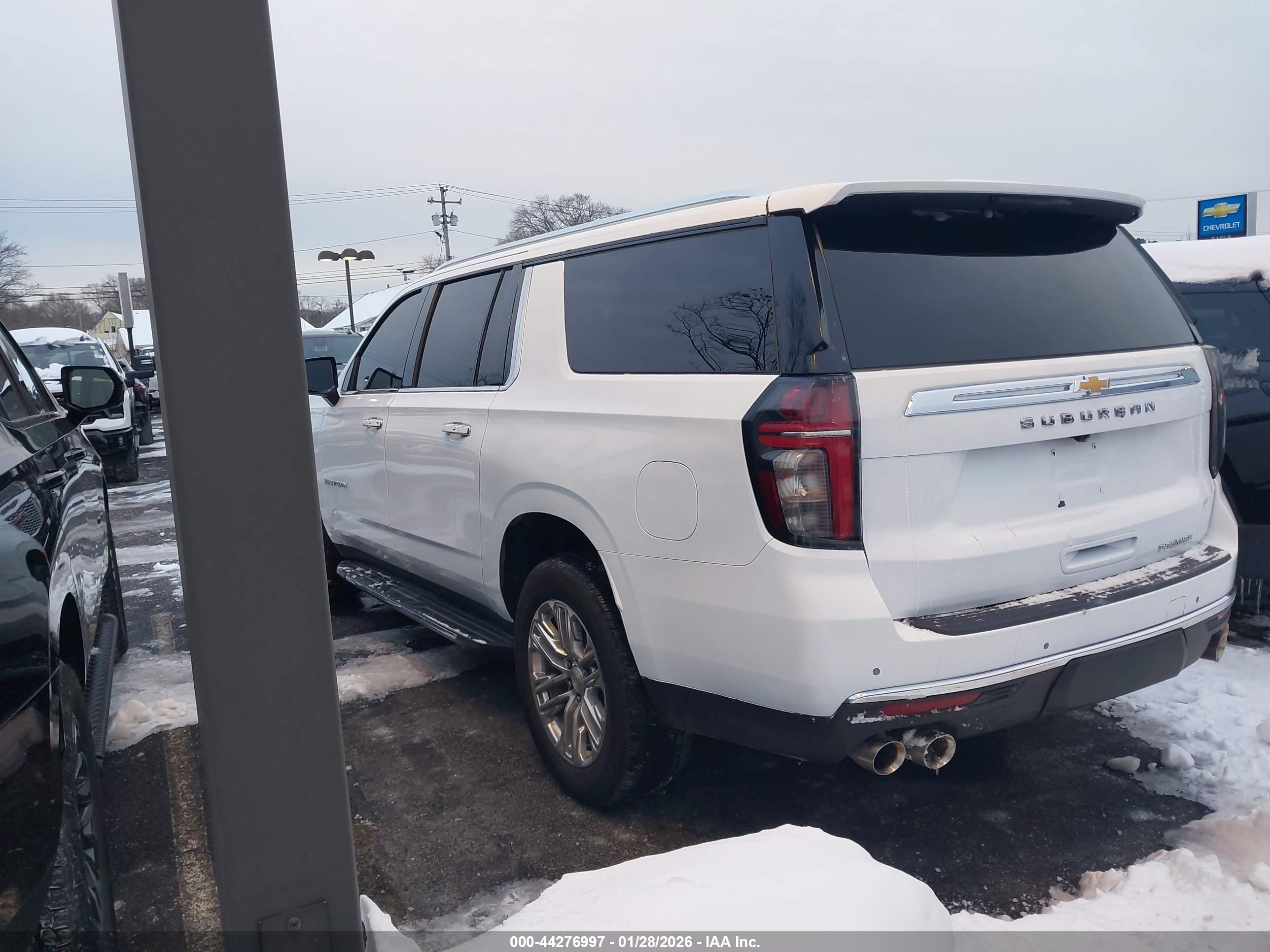 CHEVROLET SUBURBAN image 3