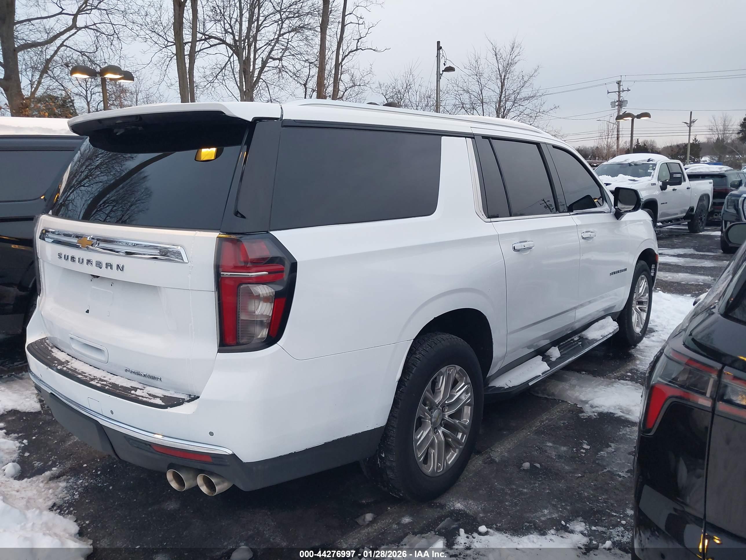 CHEVROLET SUBURBAN image 4