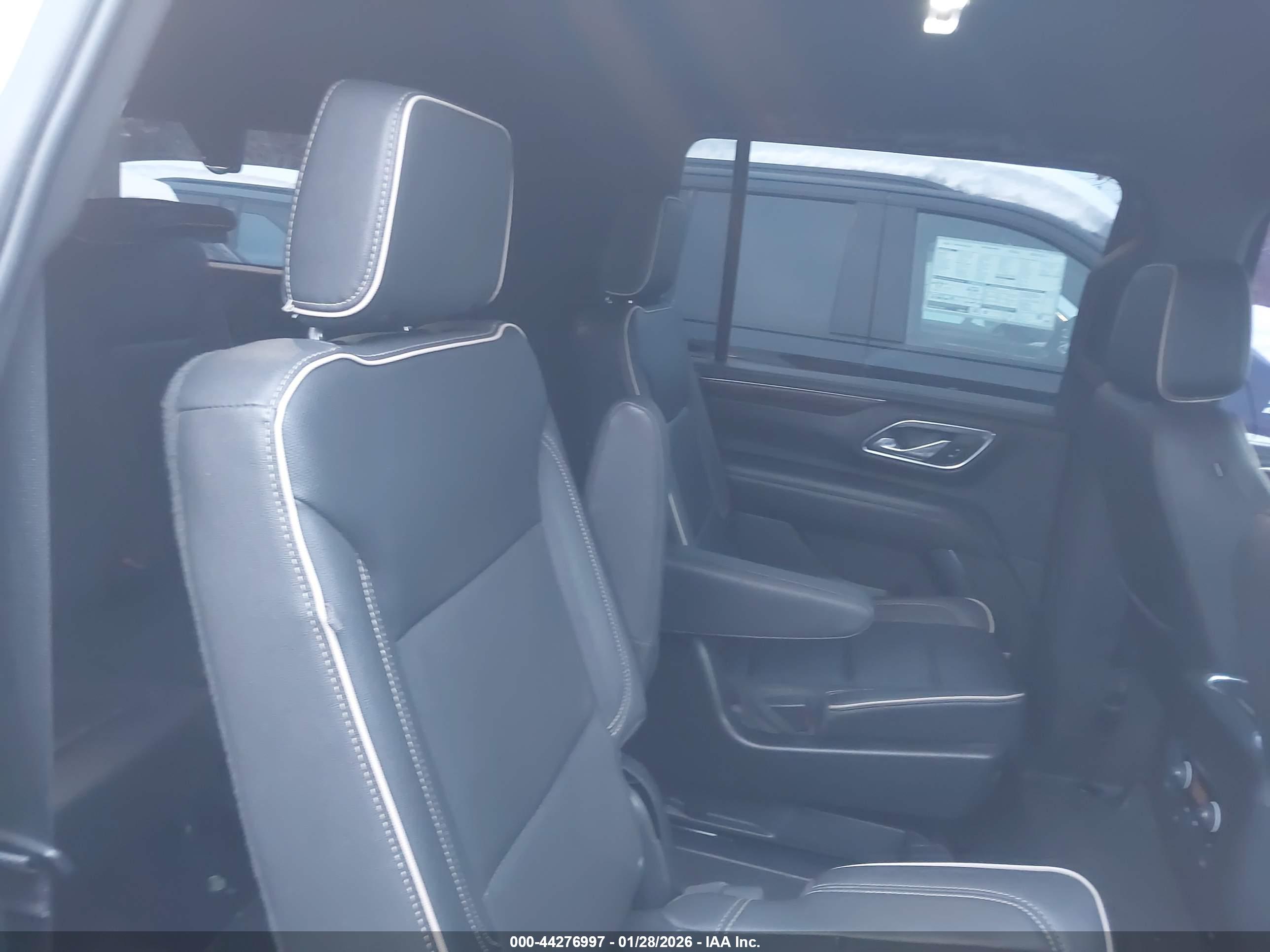 CHEVROLET SUBURBAN image 8