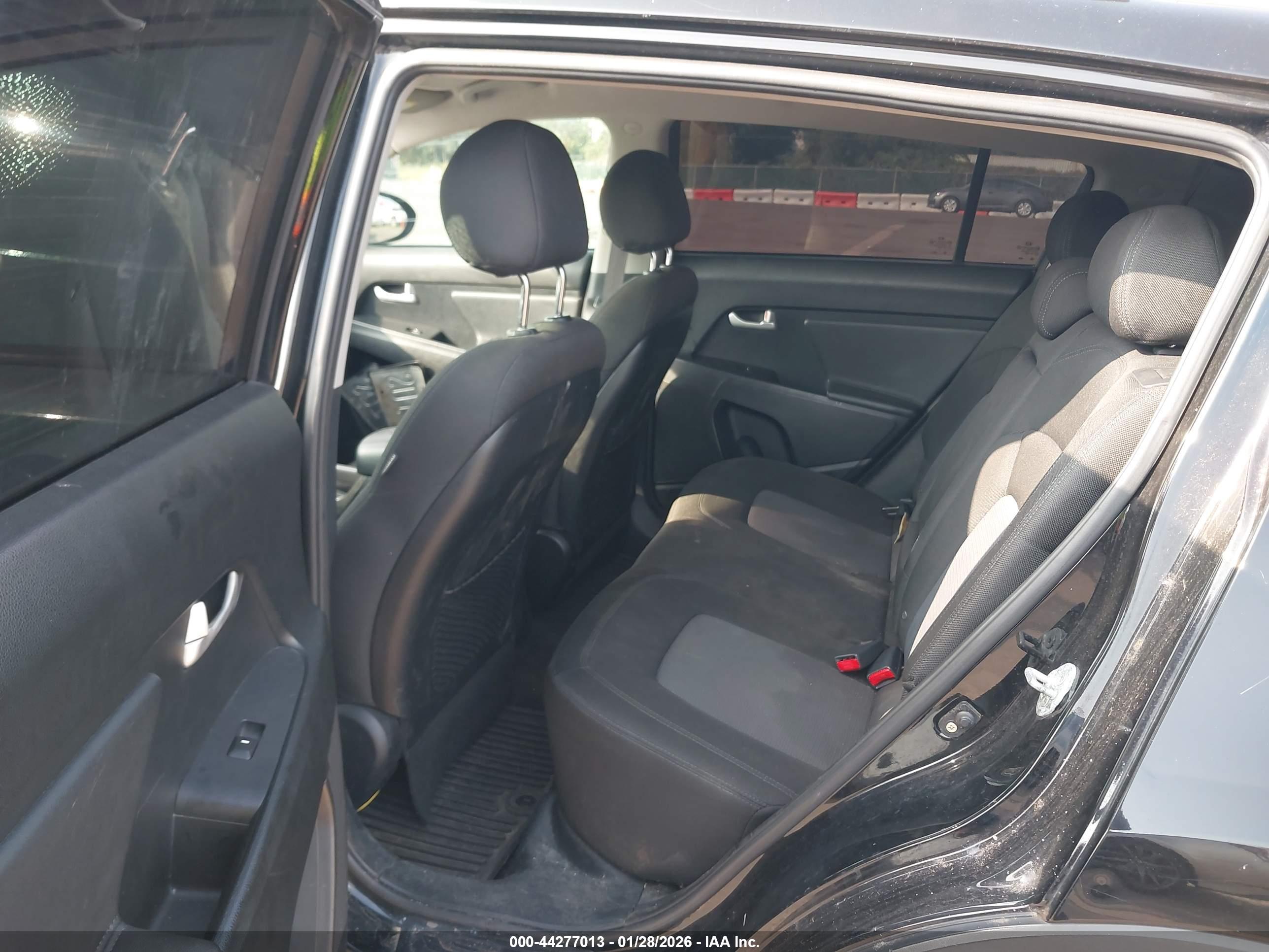KIA SPORTAGE image 8
