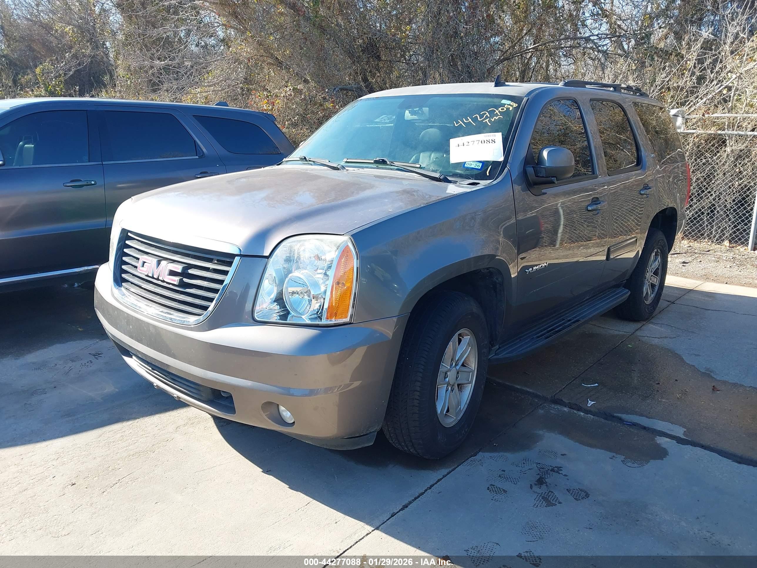 GMC YUKON image 2