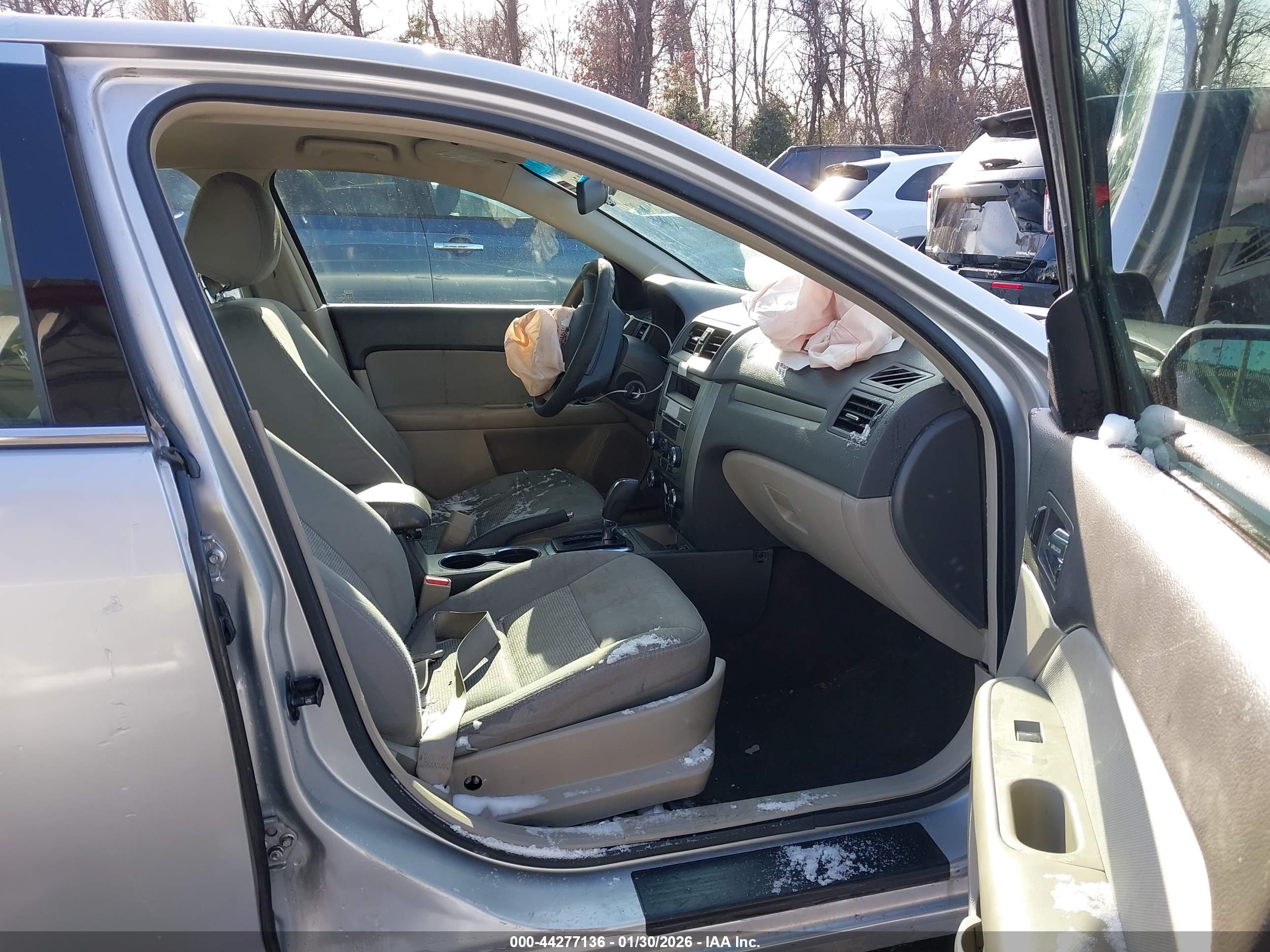 FORD FUSION image 5