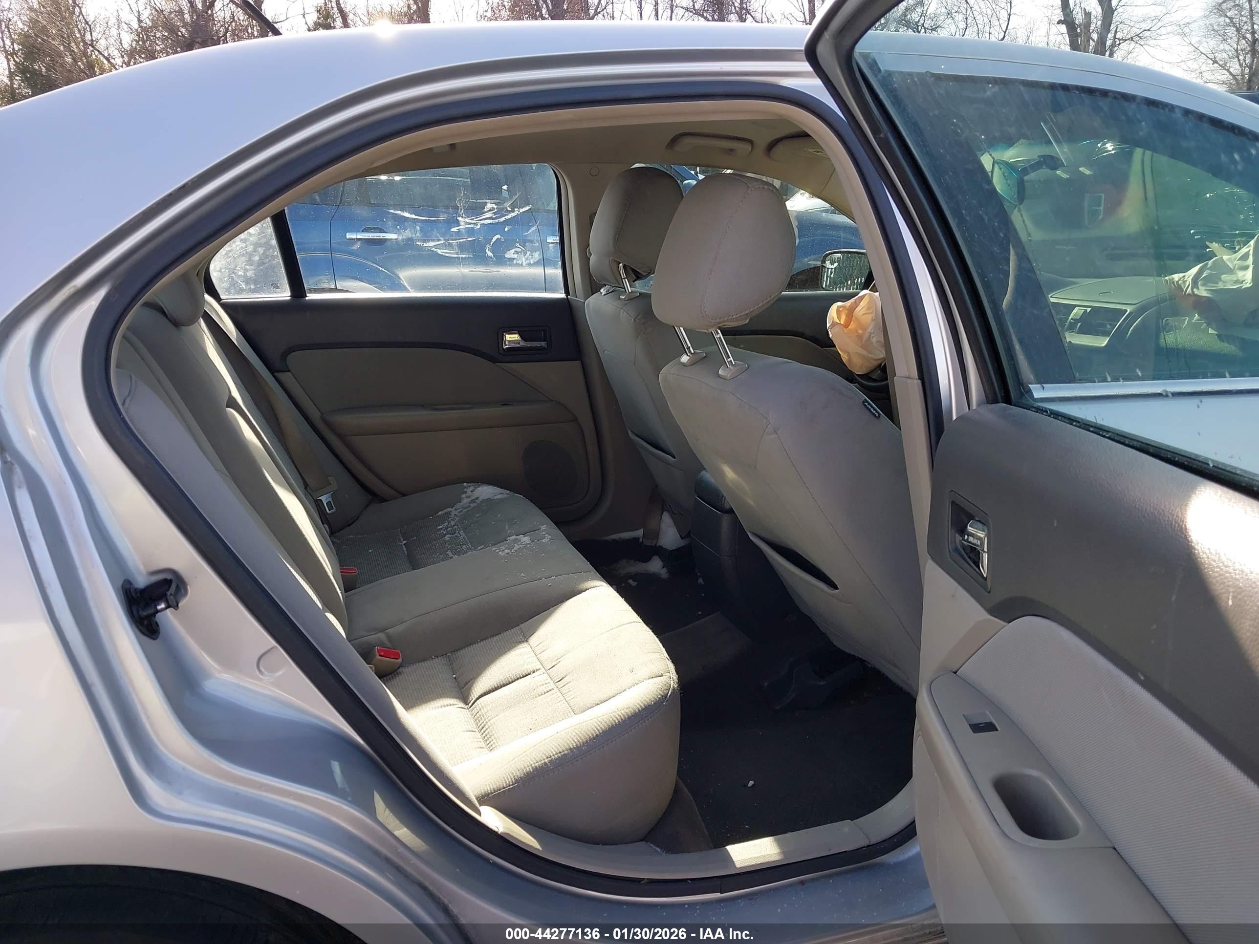 FORD FUSION image 8