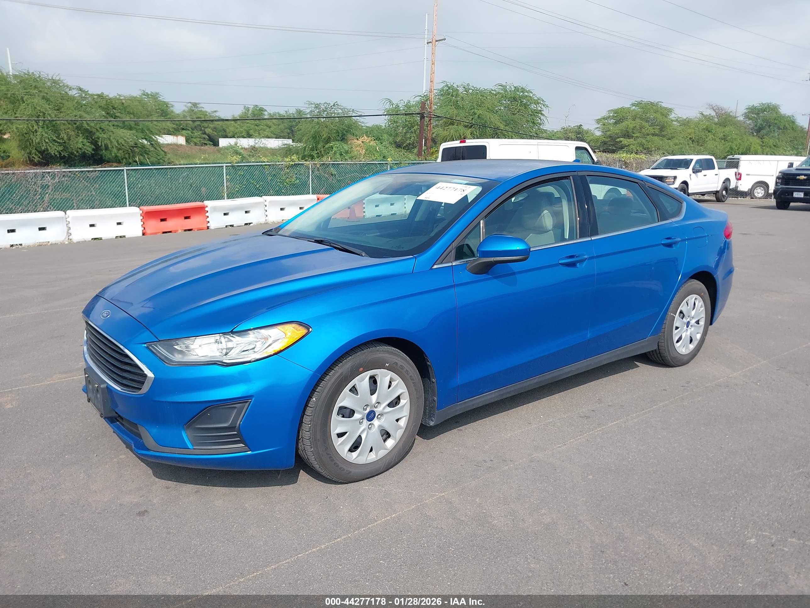 FORD FUSION image 2