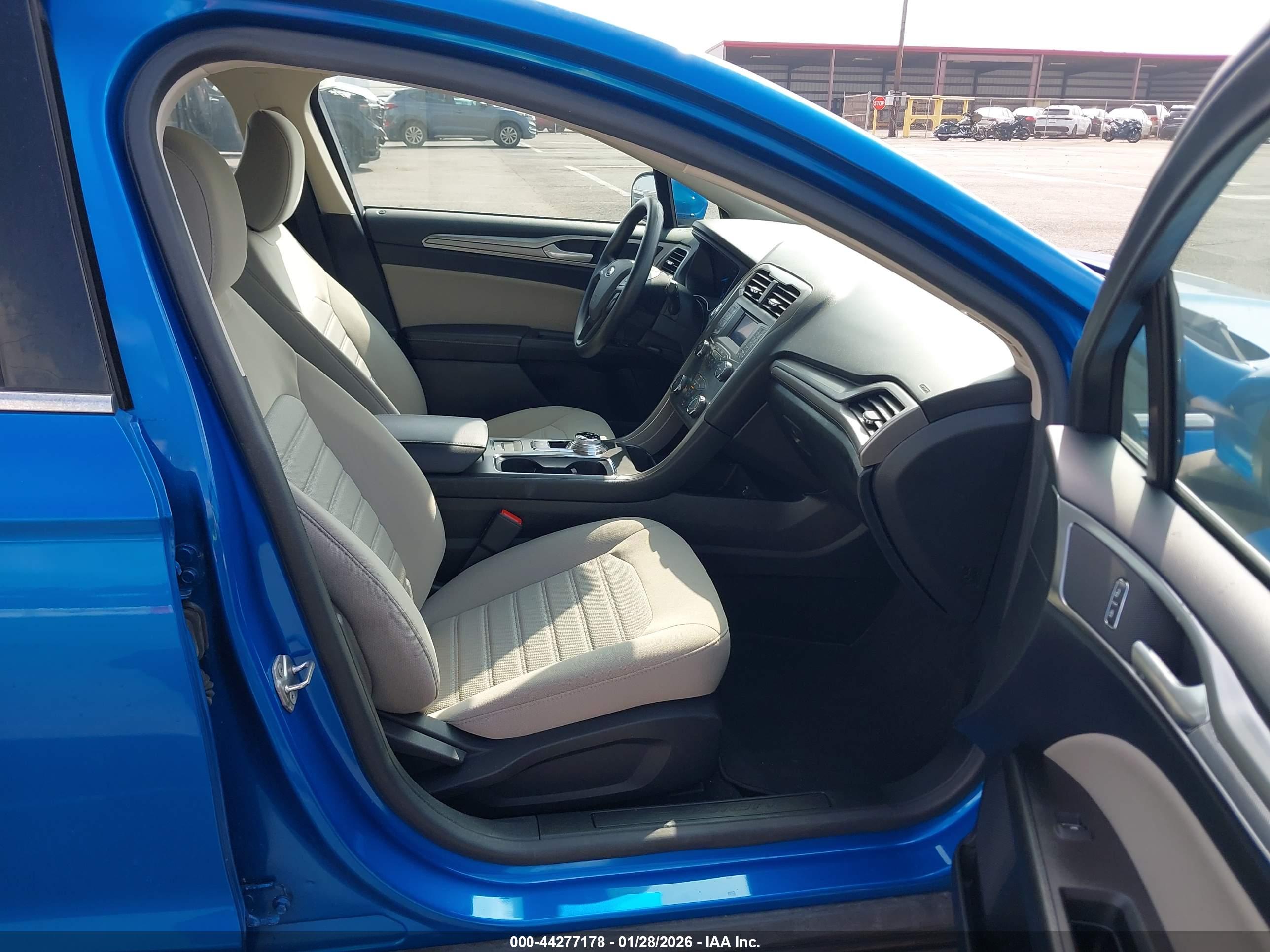 FORD FUSION image 5