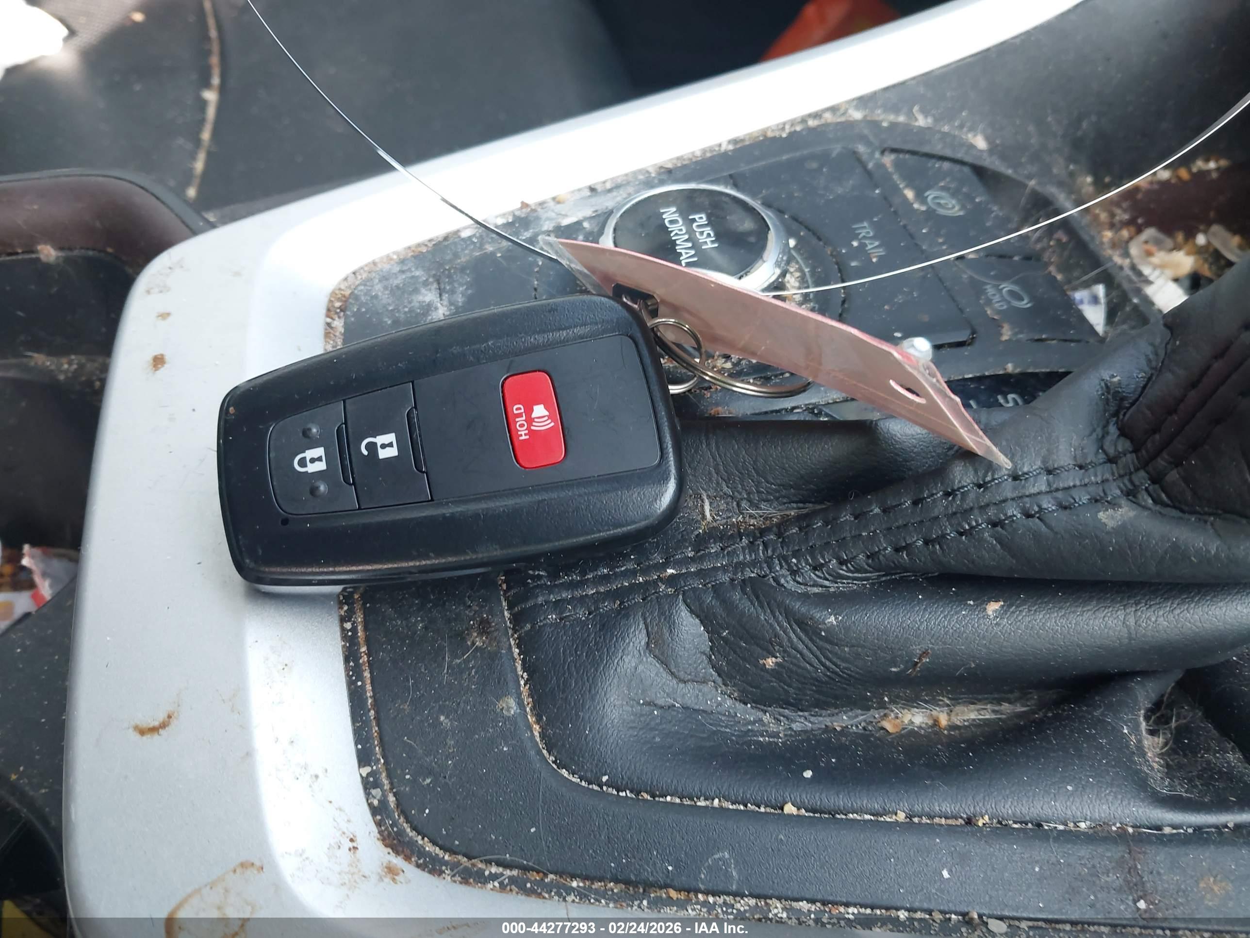 TOYOTA RAV4 image 11