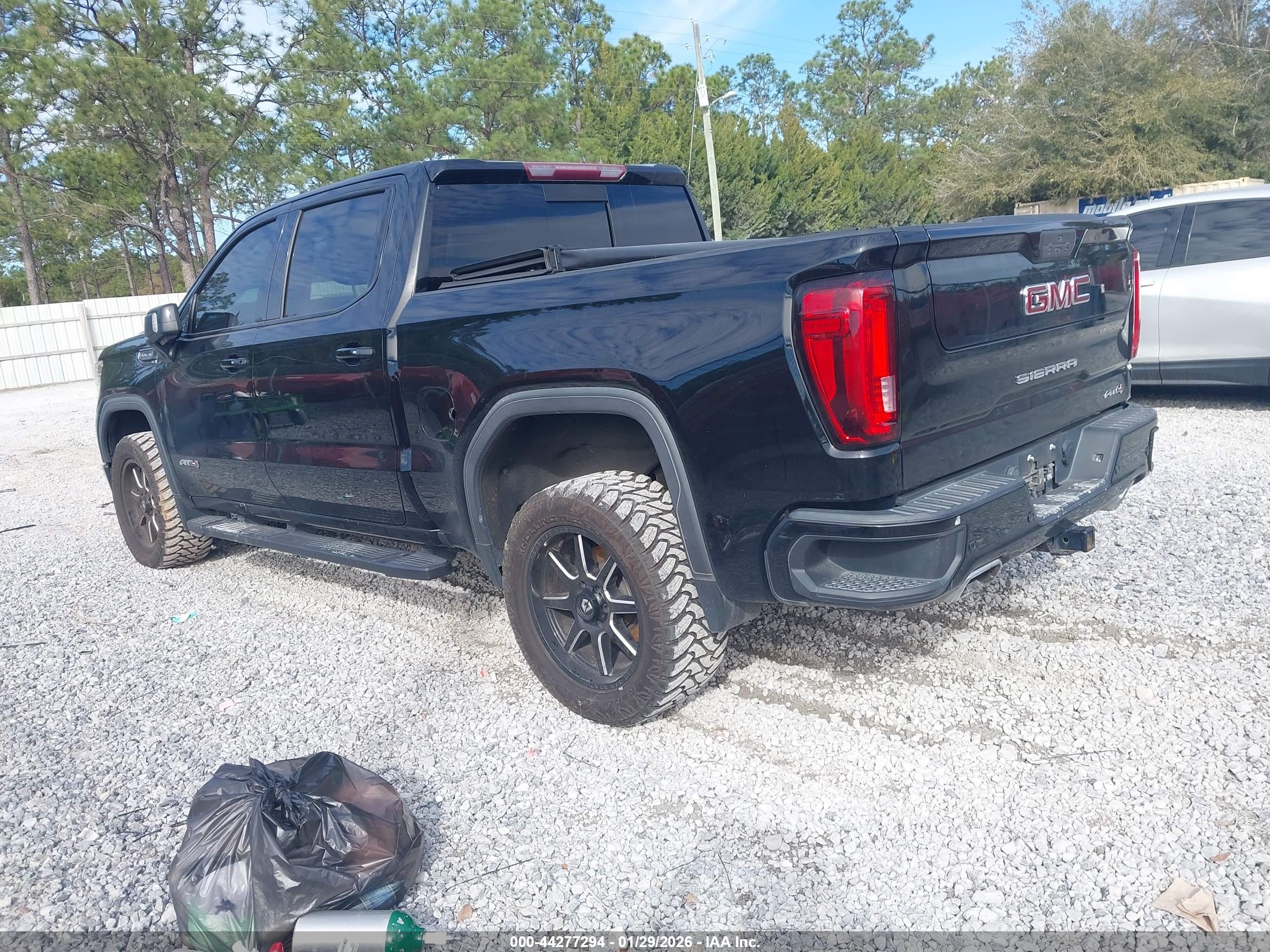 GMC SIERRA image 3