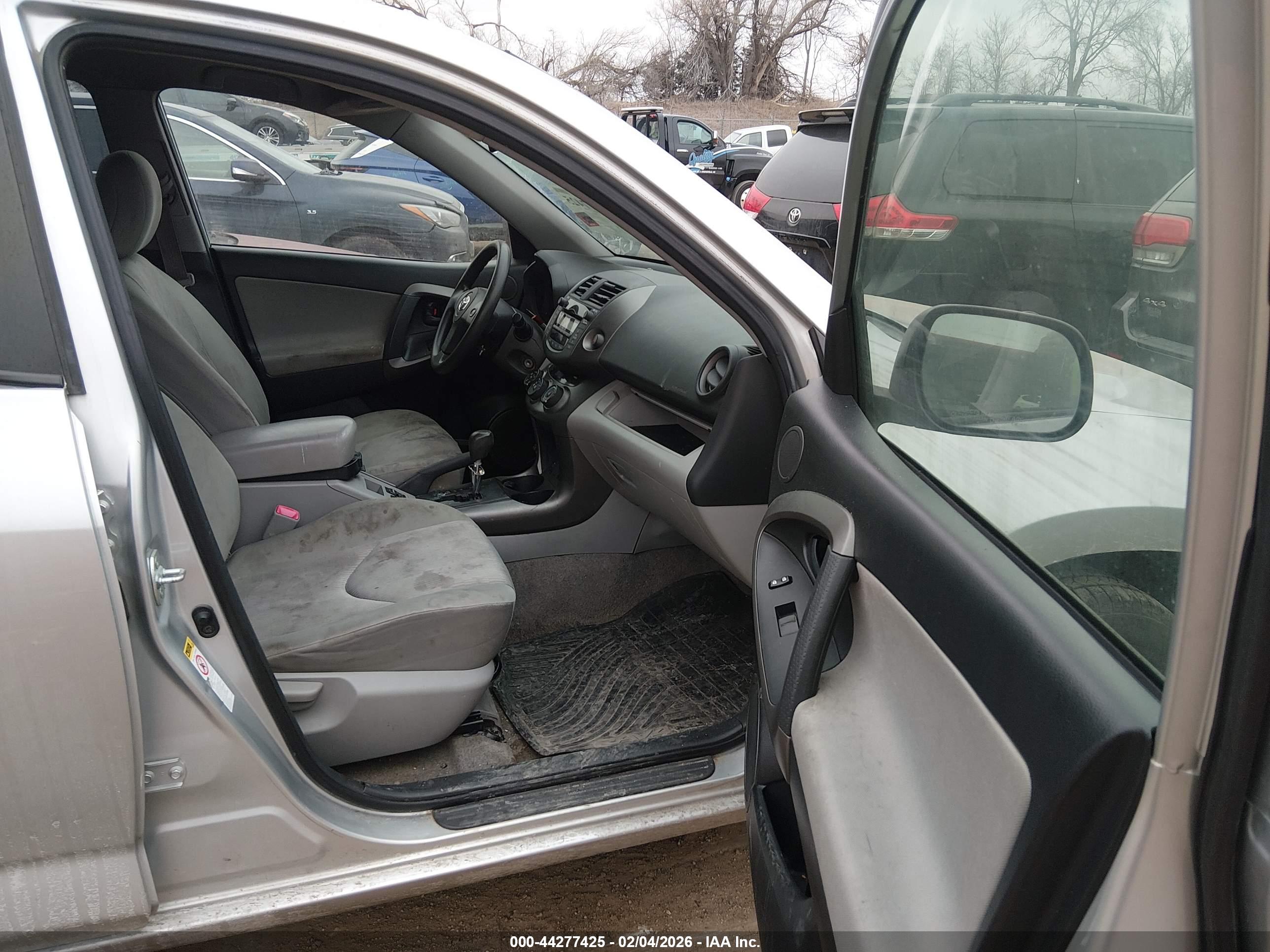 TOYOTA RAV4 image 5