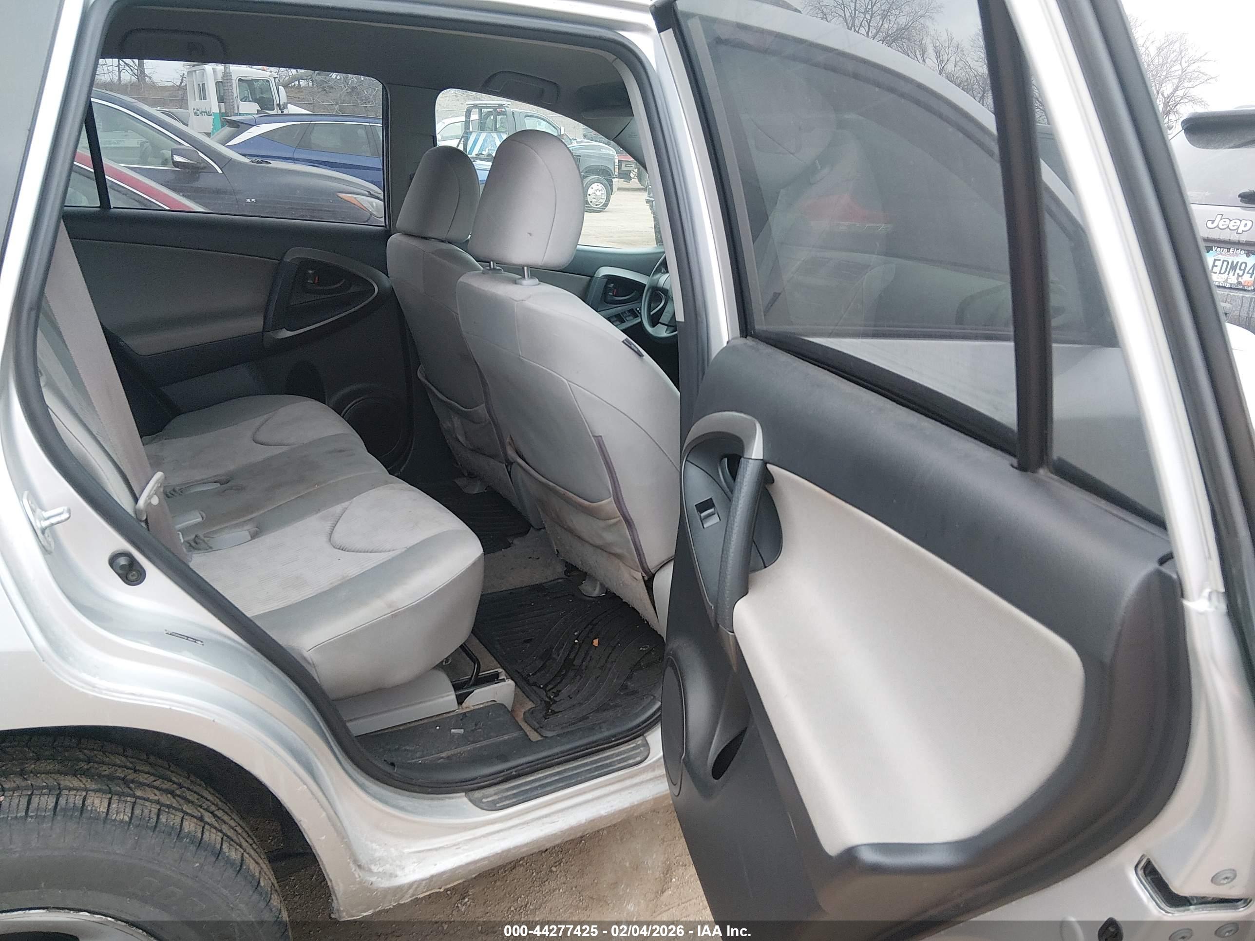TOYOTA RAV4 image 8