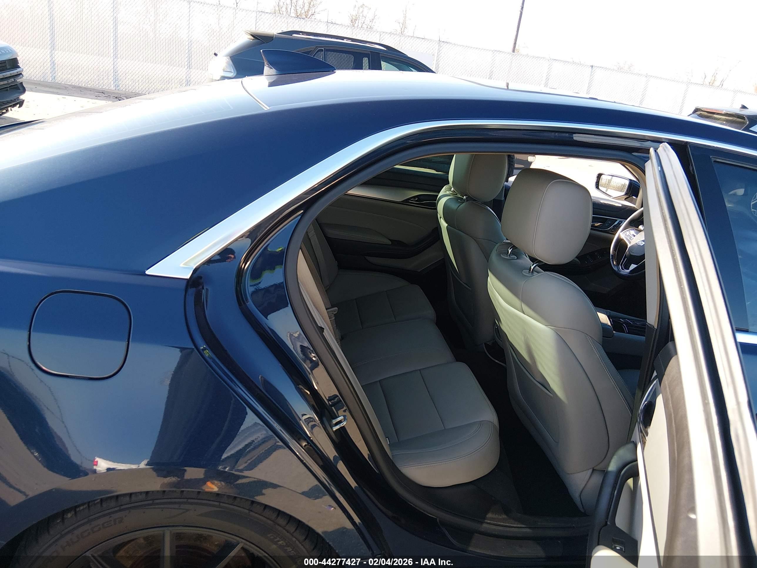 CADILLAC CTS image 8