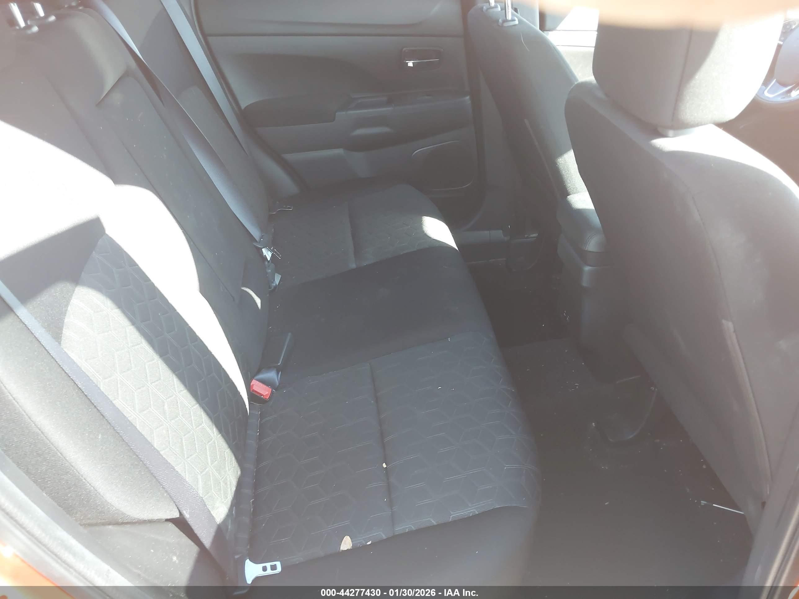 MITSUBISHI OUTLANDER image 8