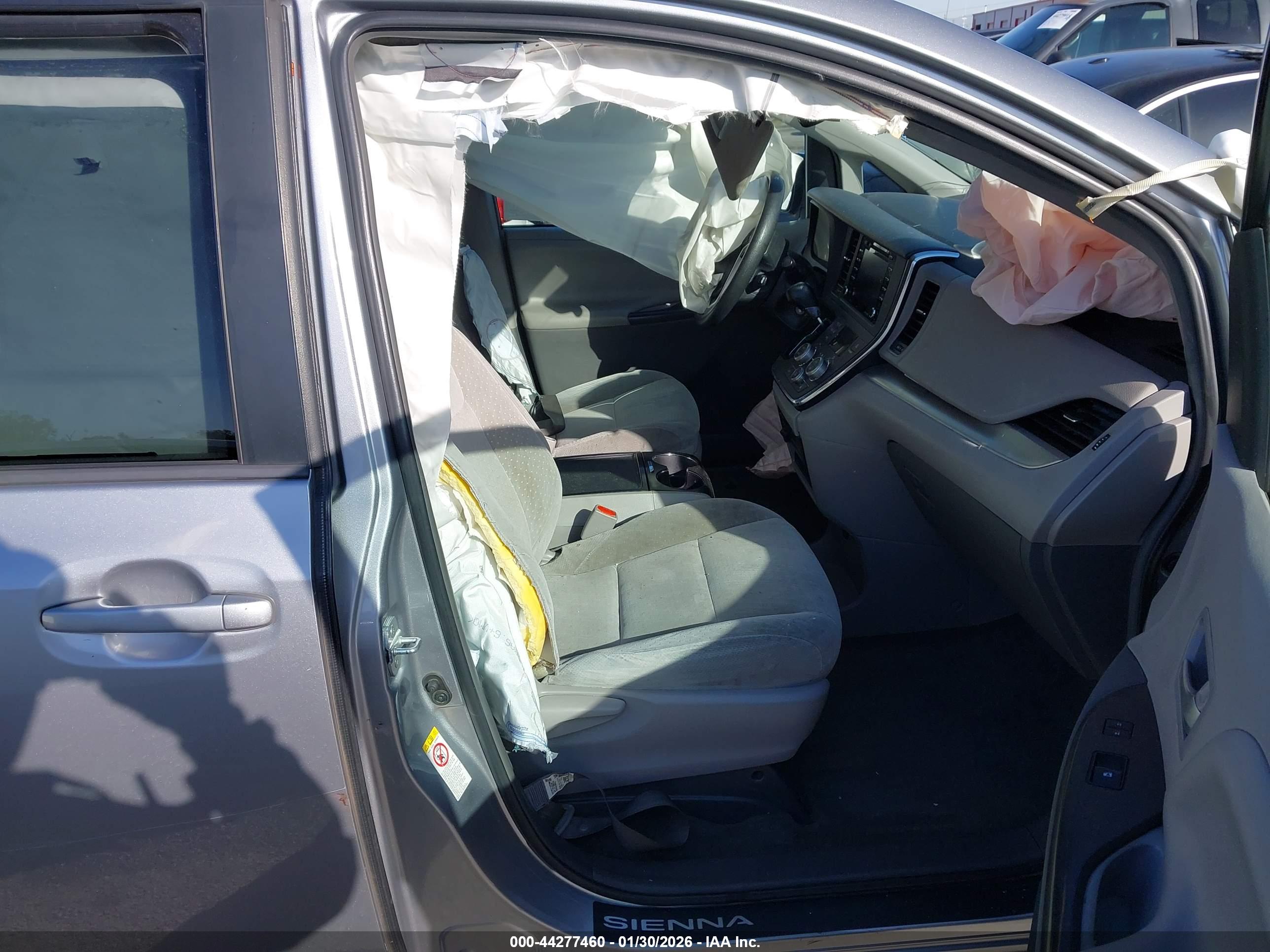 TOYOTA SIENNA image 5