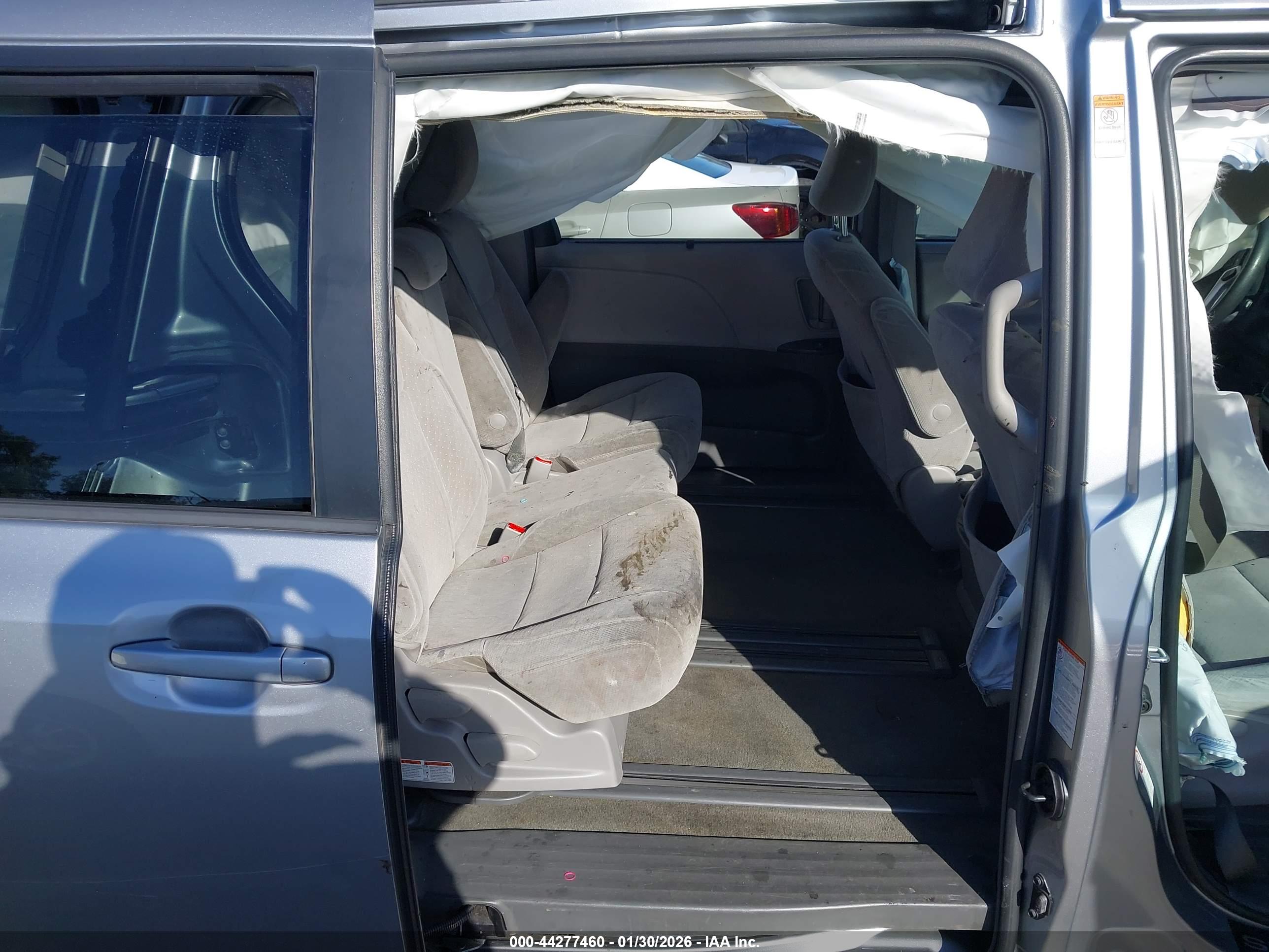 TOYOTA SIENNA image 8