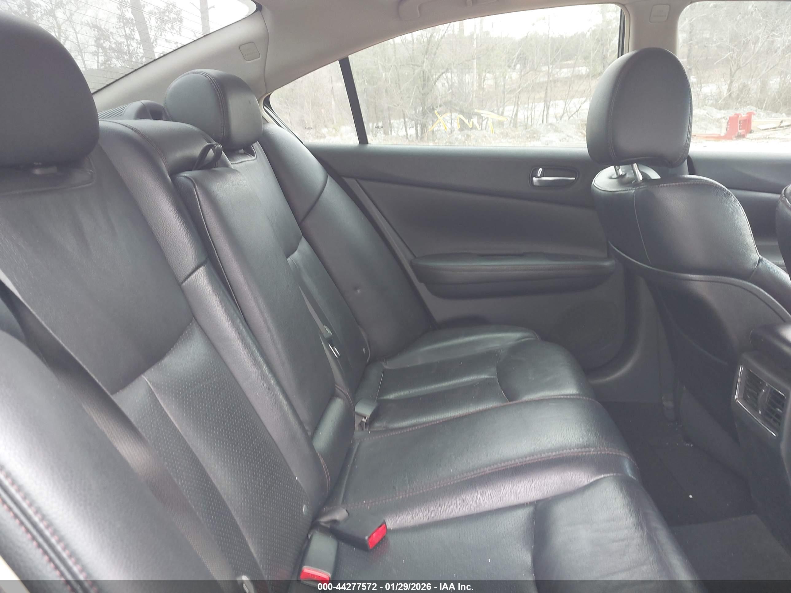 NISSAN MAXIMA image 8