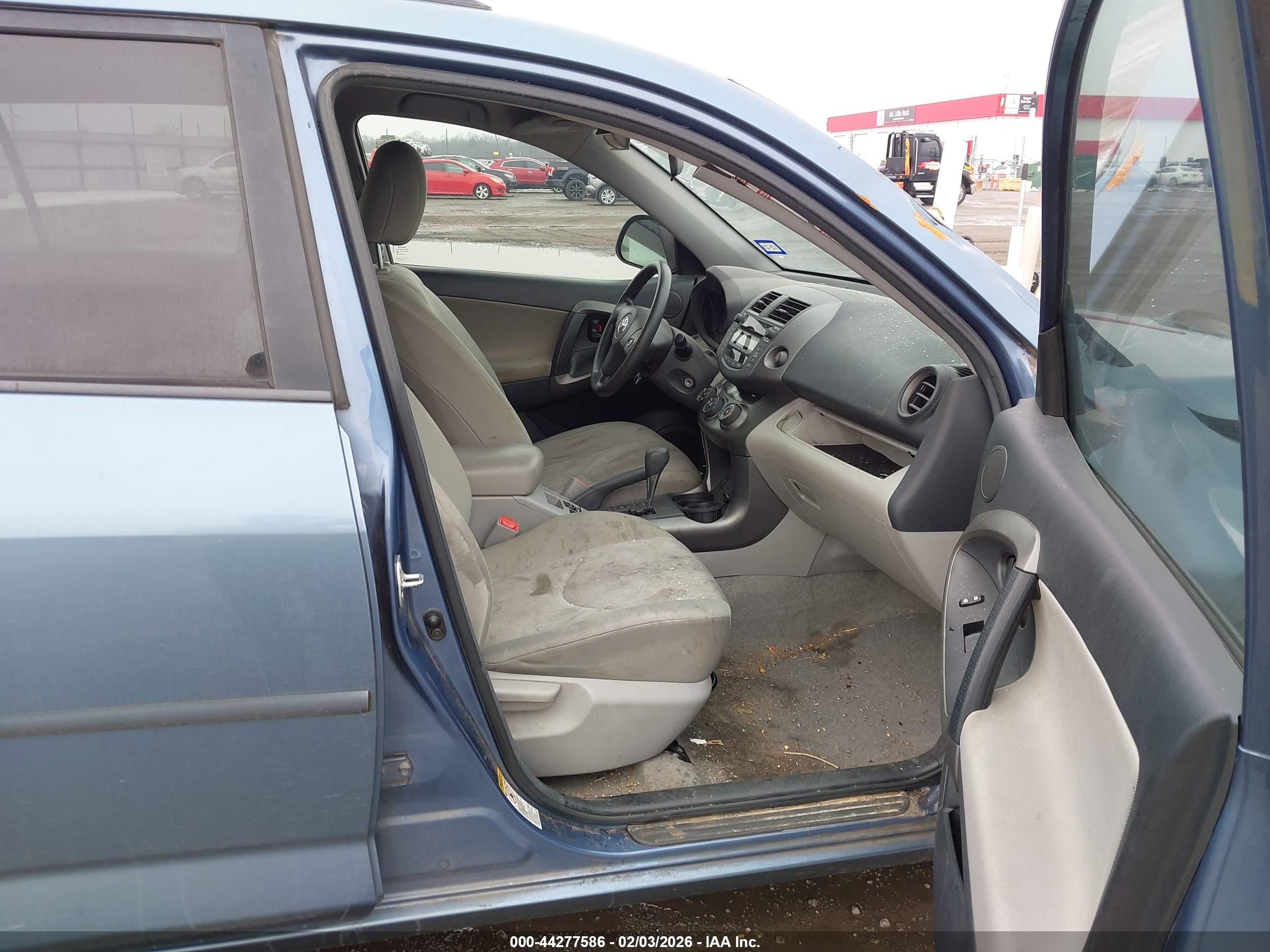 TOYOTA RAV4 image 5