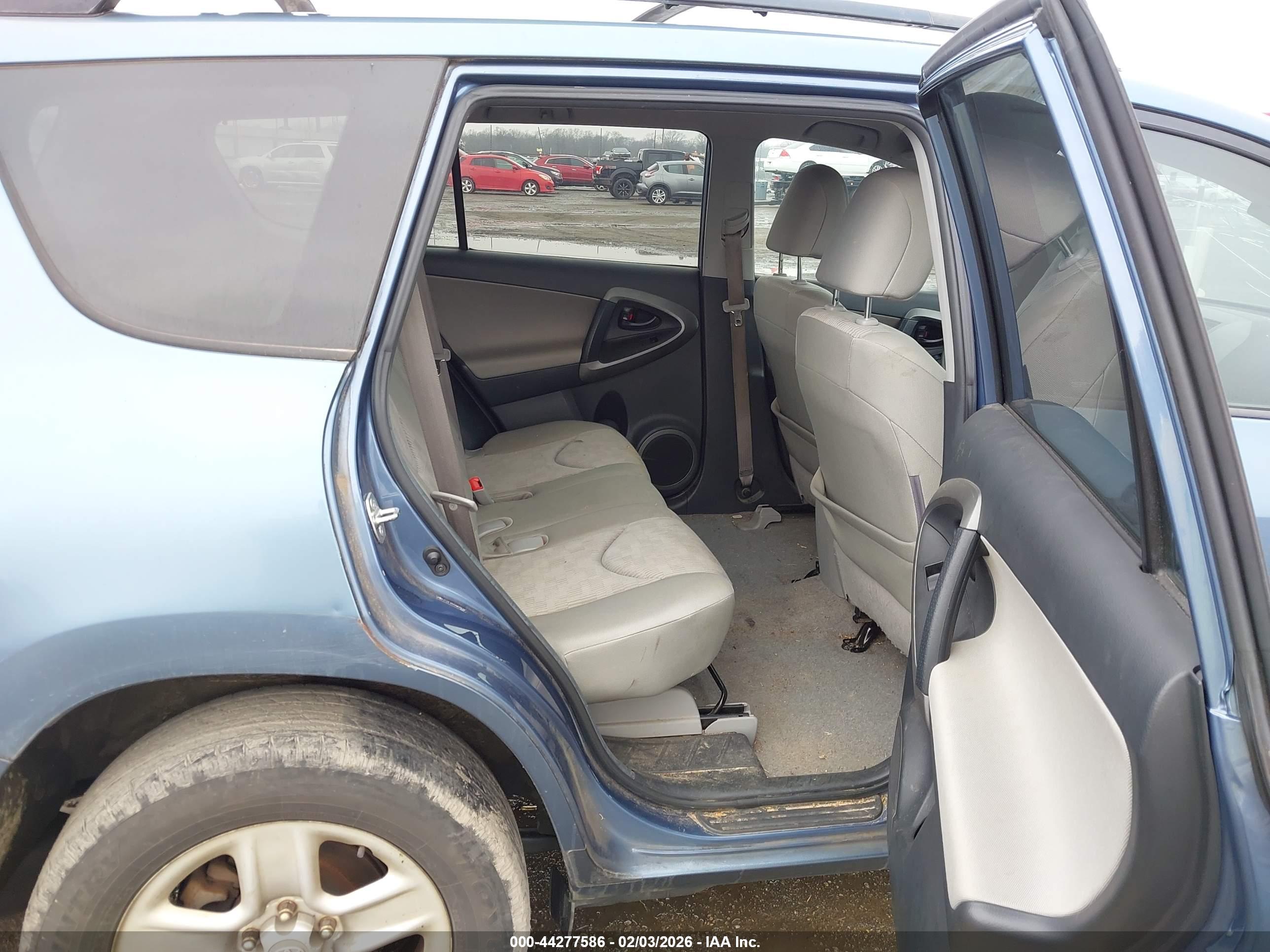TOYOTA RAV4 image 8
