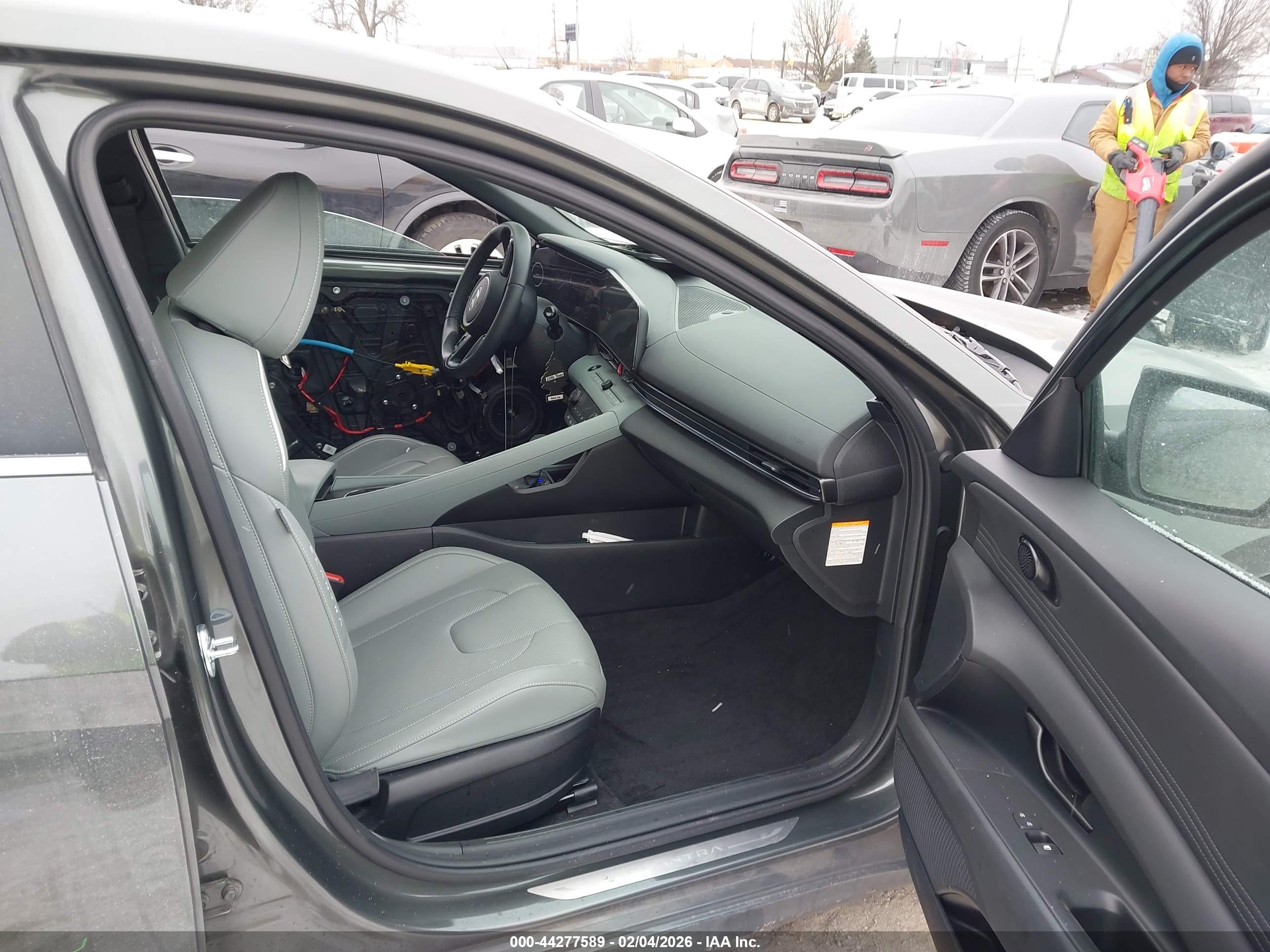 HYUNDAI ELANTRA image 5