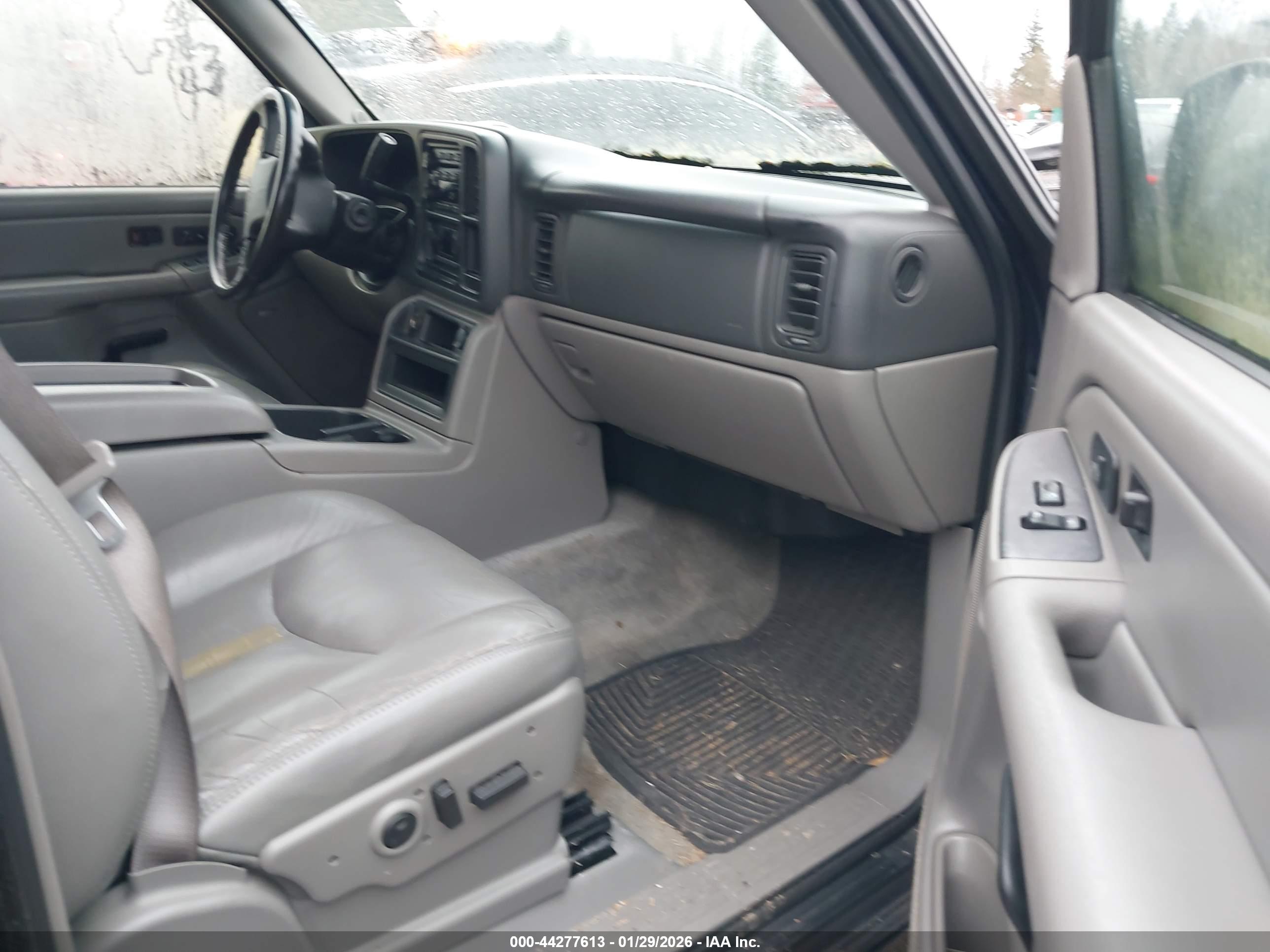 CHEVROLET SUBURBAN image 5