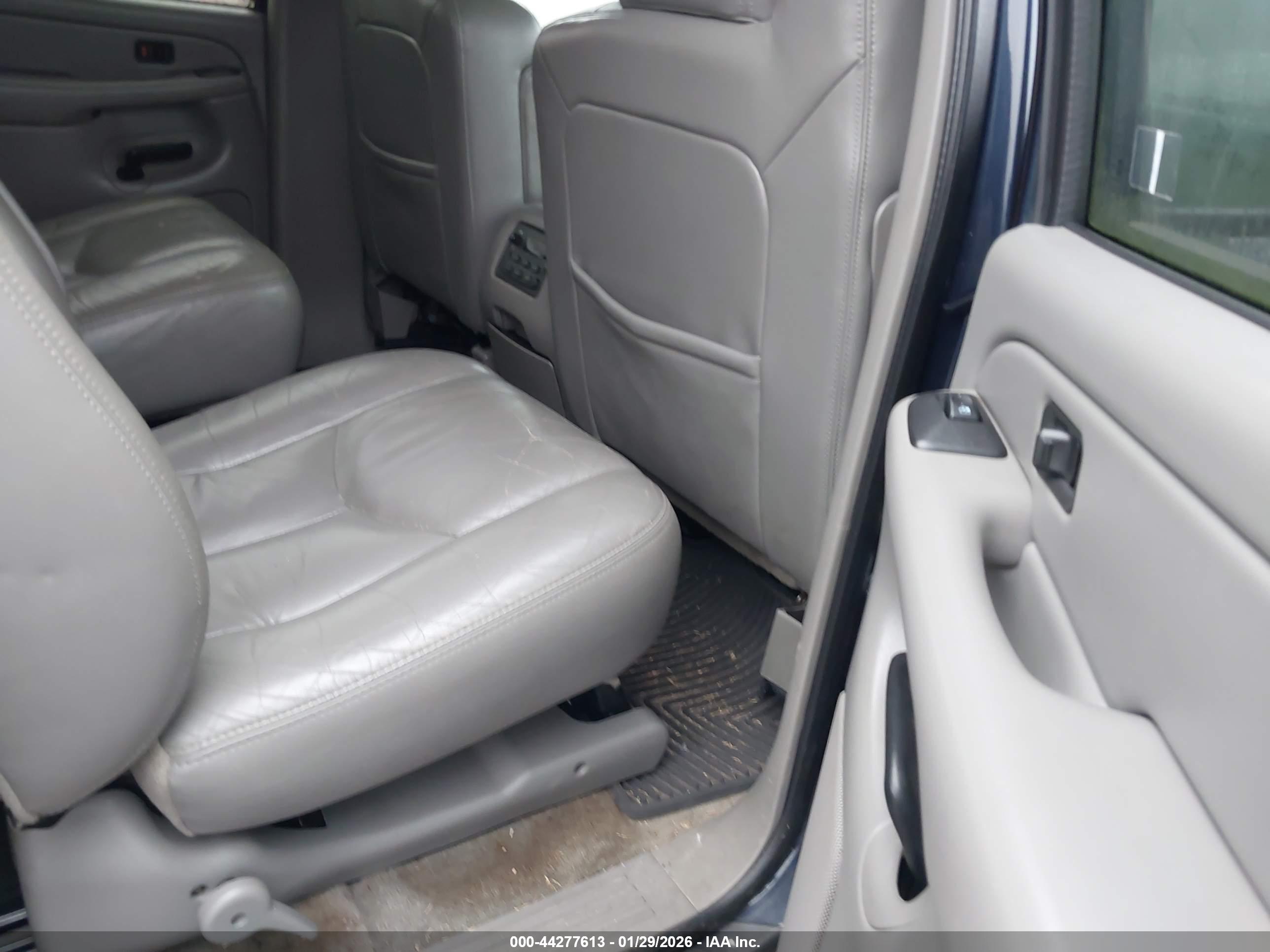 CHEVROLET SUBURBAN image 8