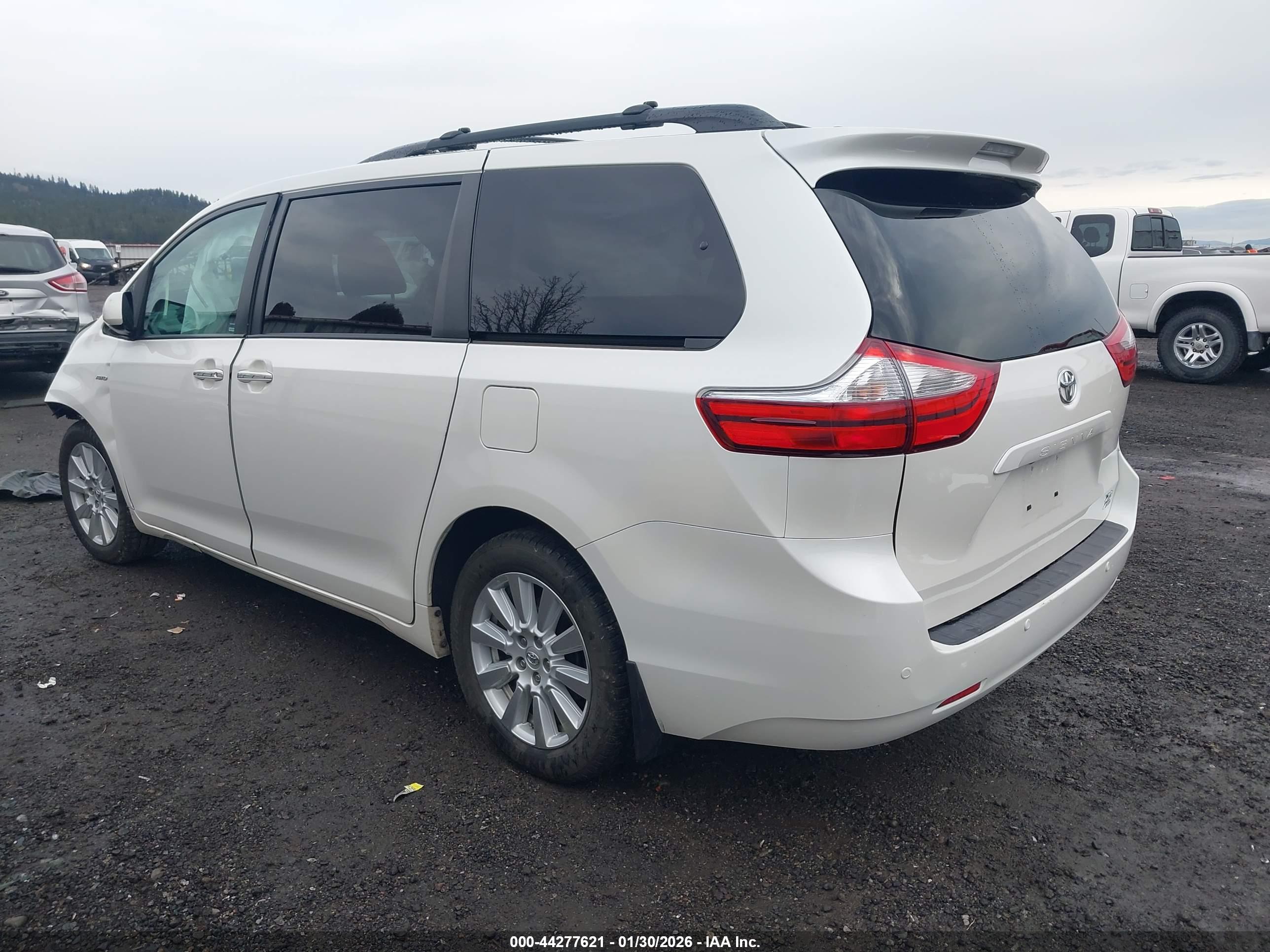 TOYOTA SIENNA image 3
