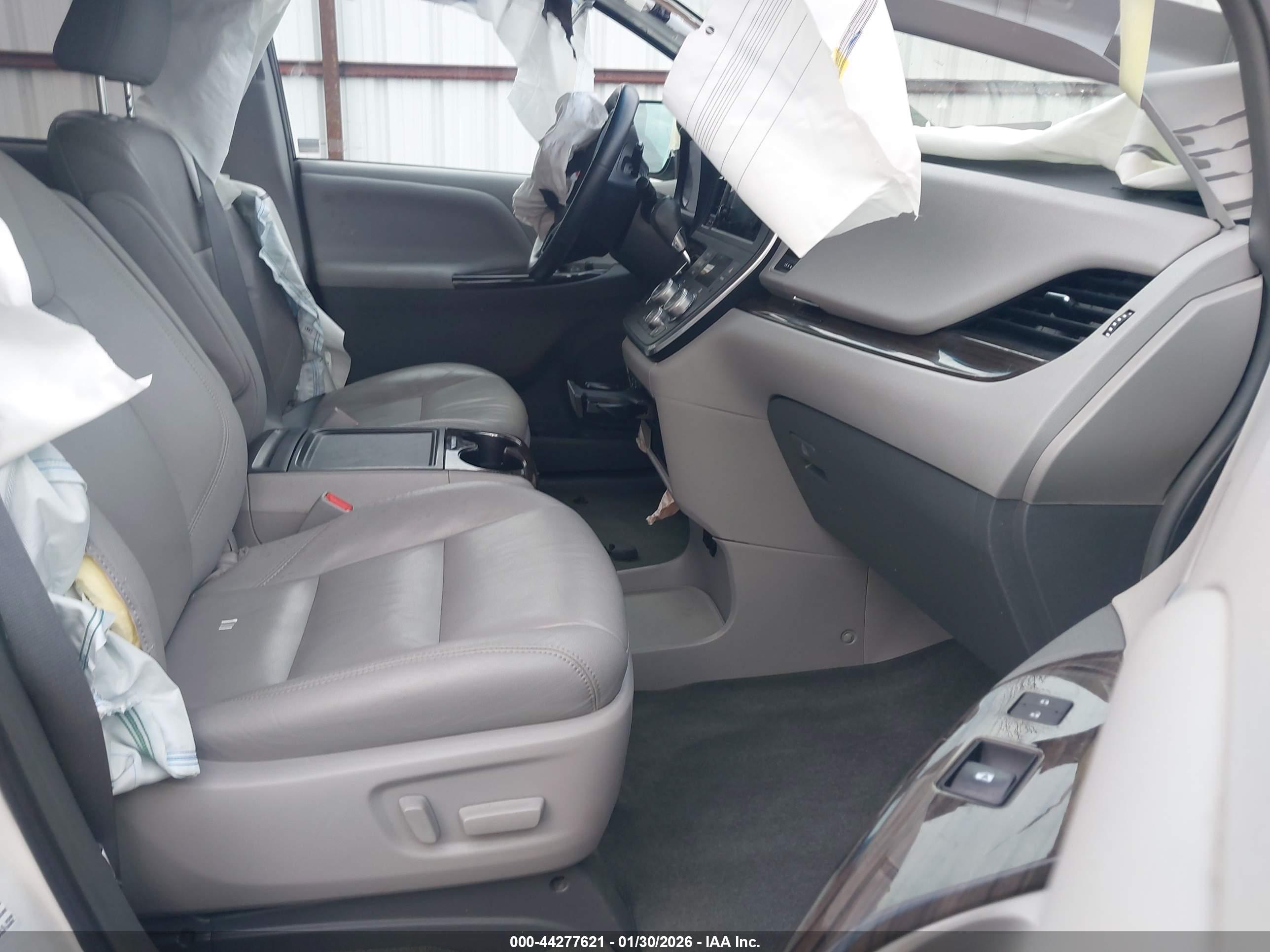 TOYOTA SIENNA image 5