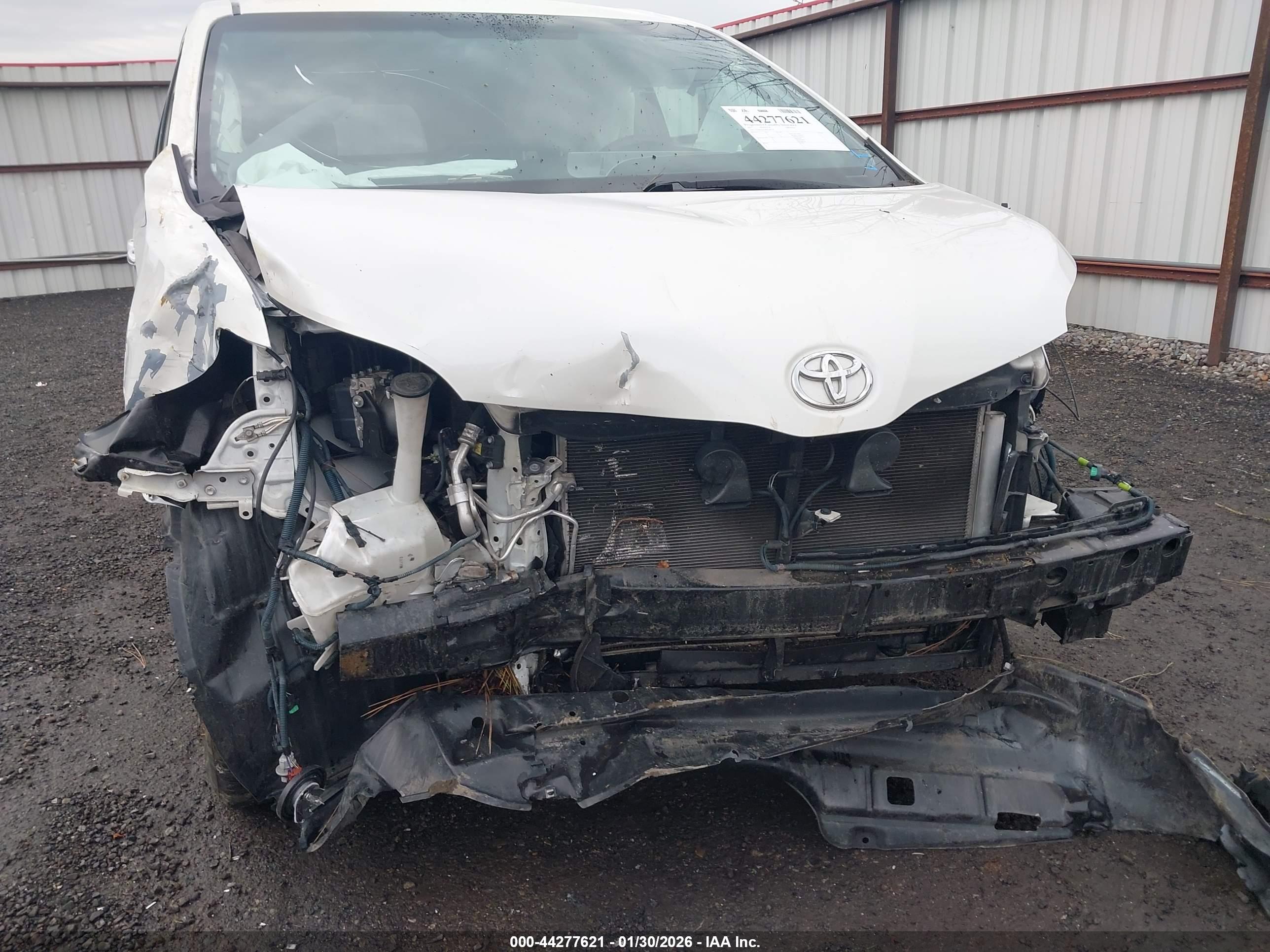 TOYOTA SIENNA image 6