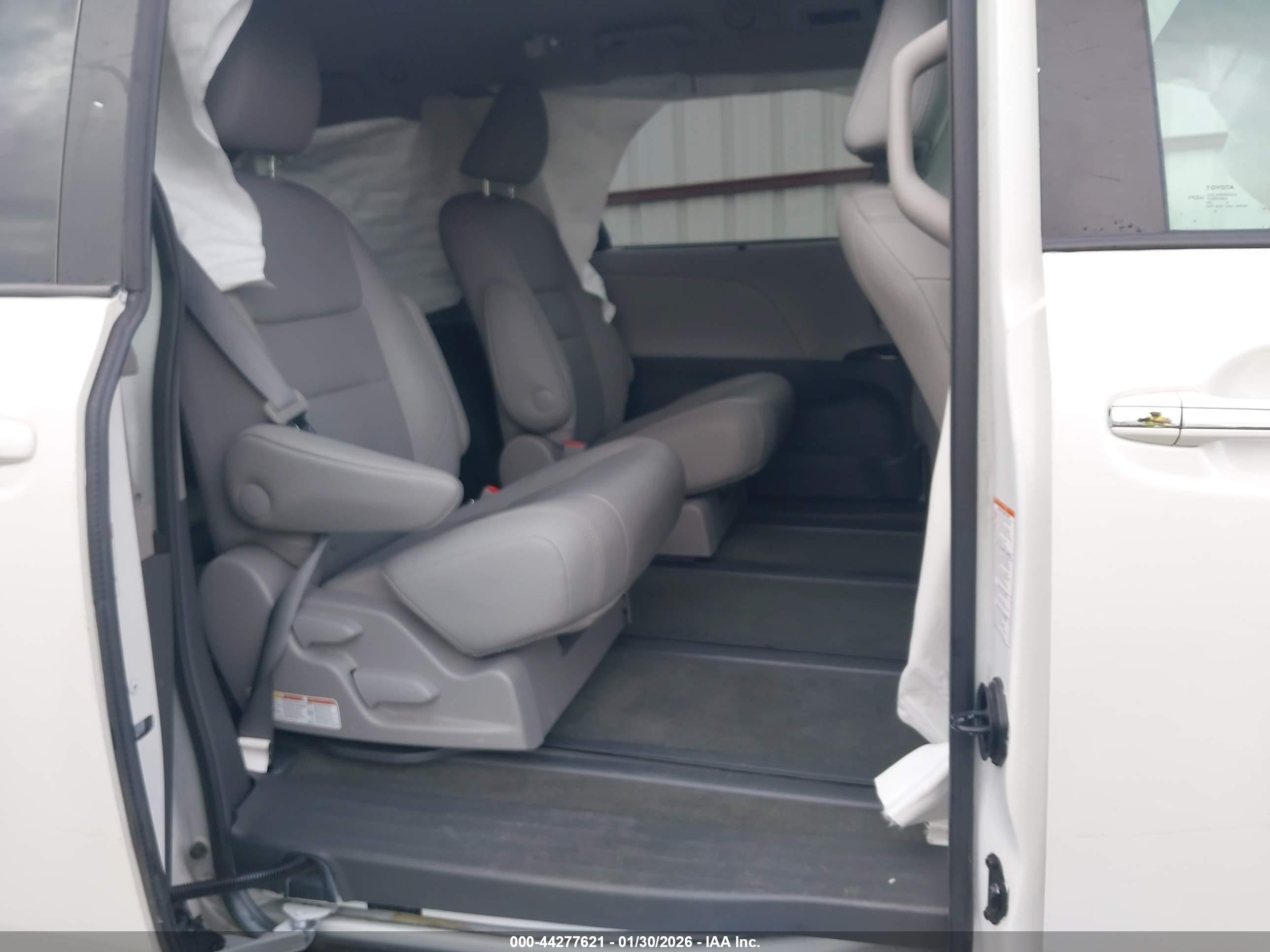 TOYOTA SIENNA image 8