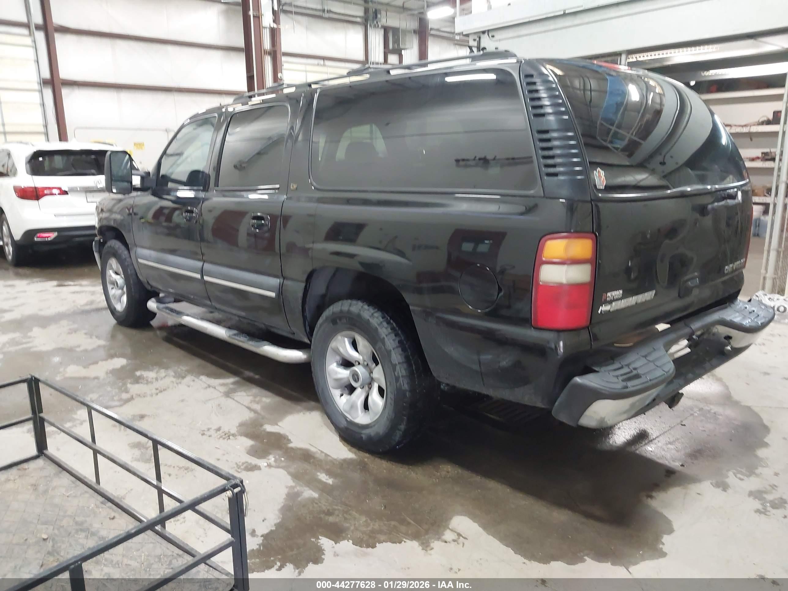 CHEVROLET SUBURBAN image 3