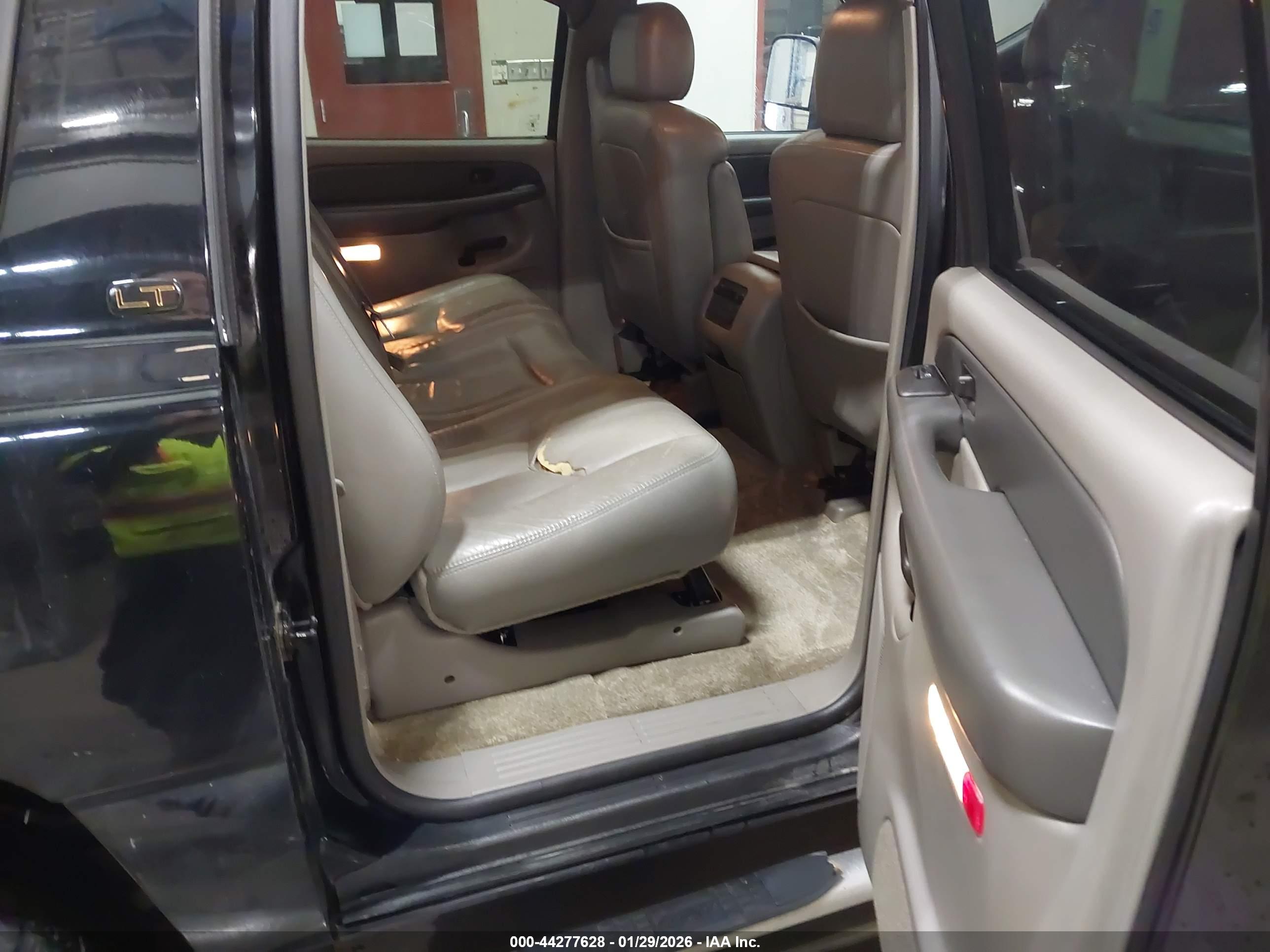 CHEVROLET SUBURBAN image 8