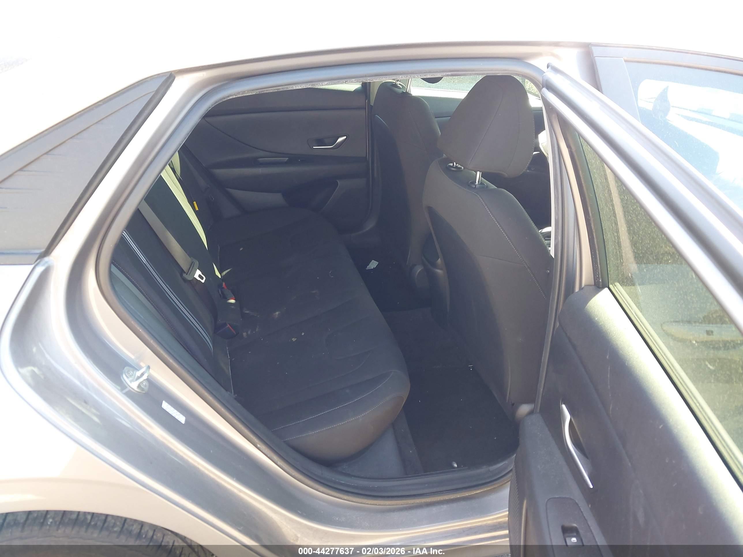 HYUNDAI ELANTRA image 8