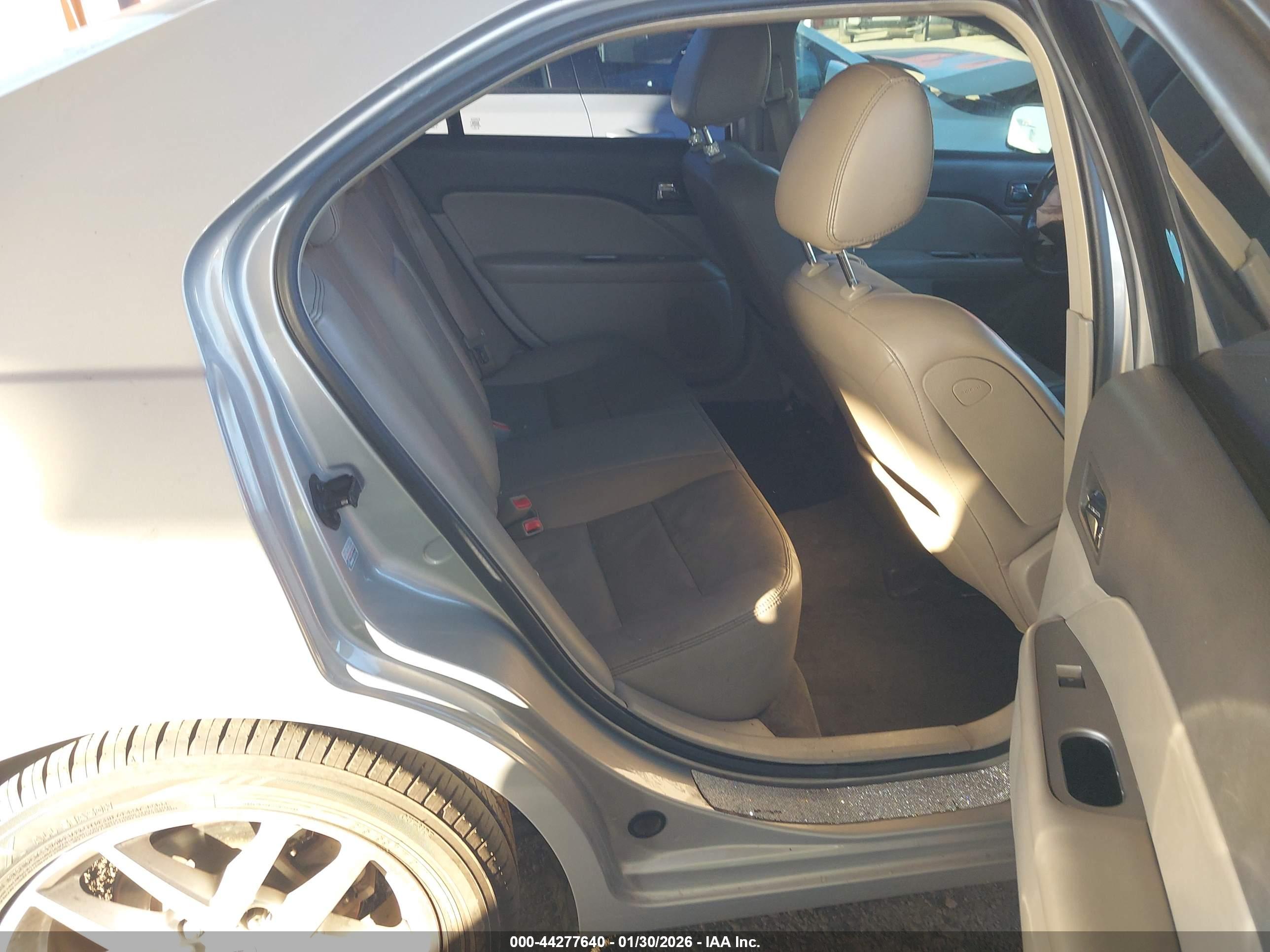 FORD FUSION image 8