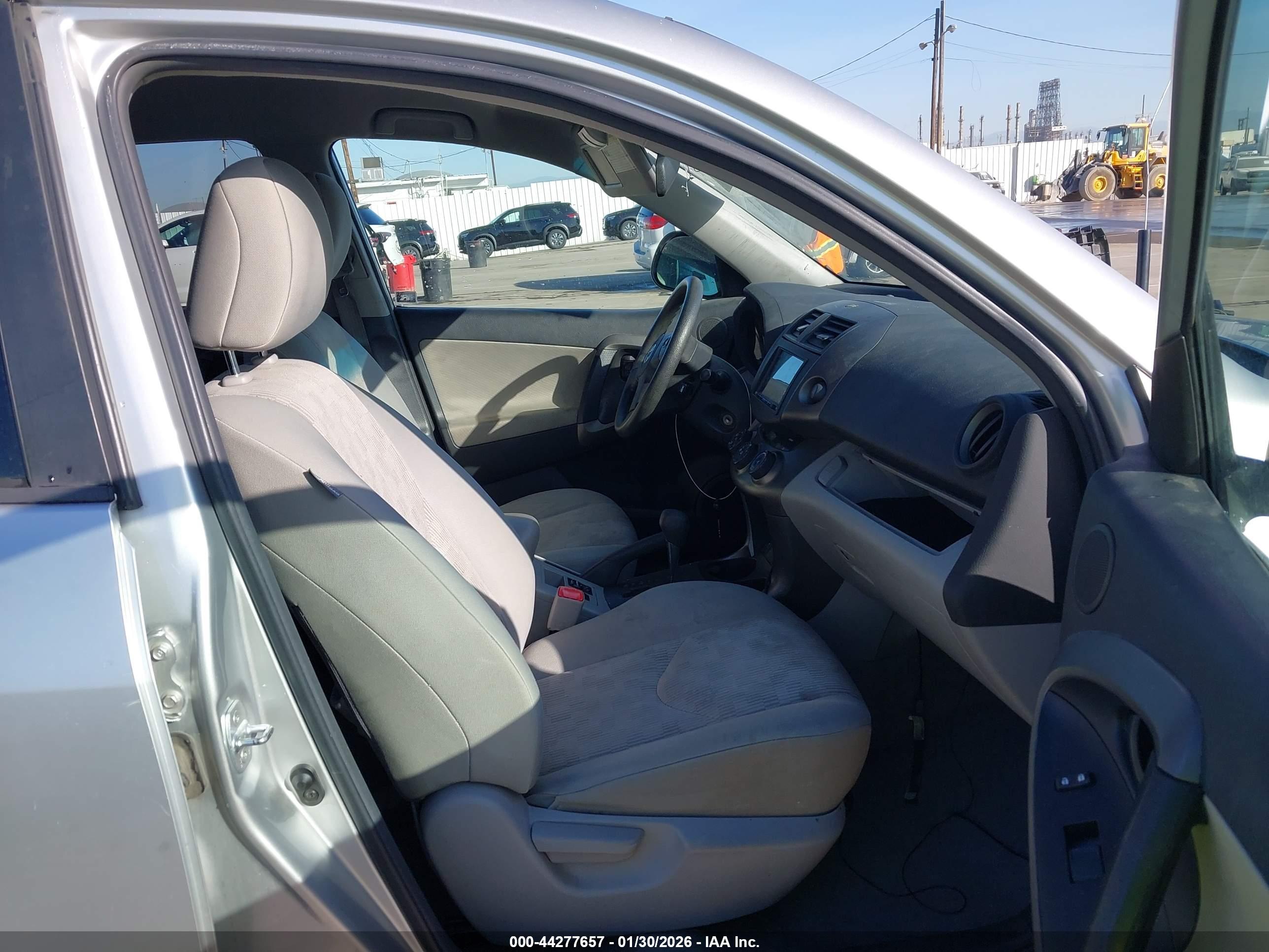 TOYOTA RAV4 image 5