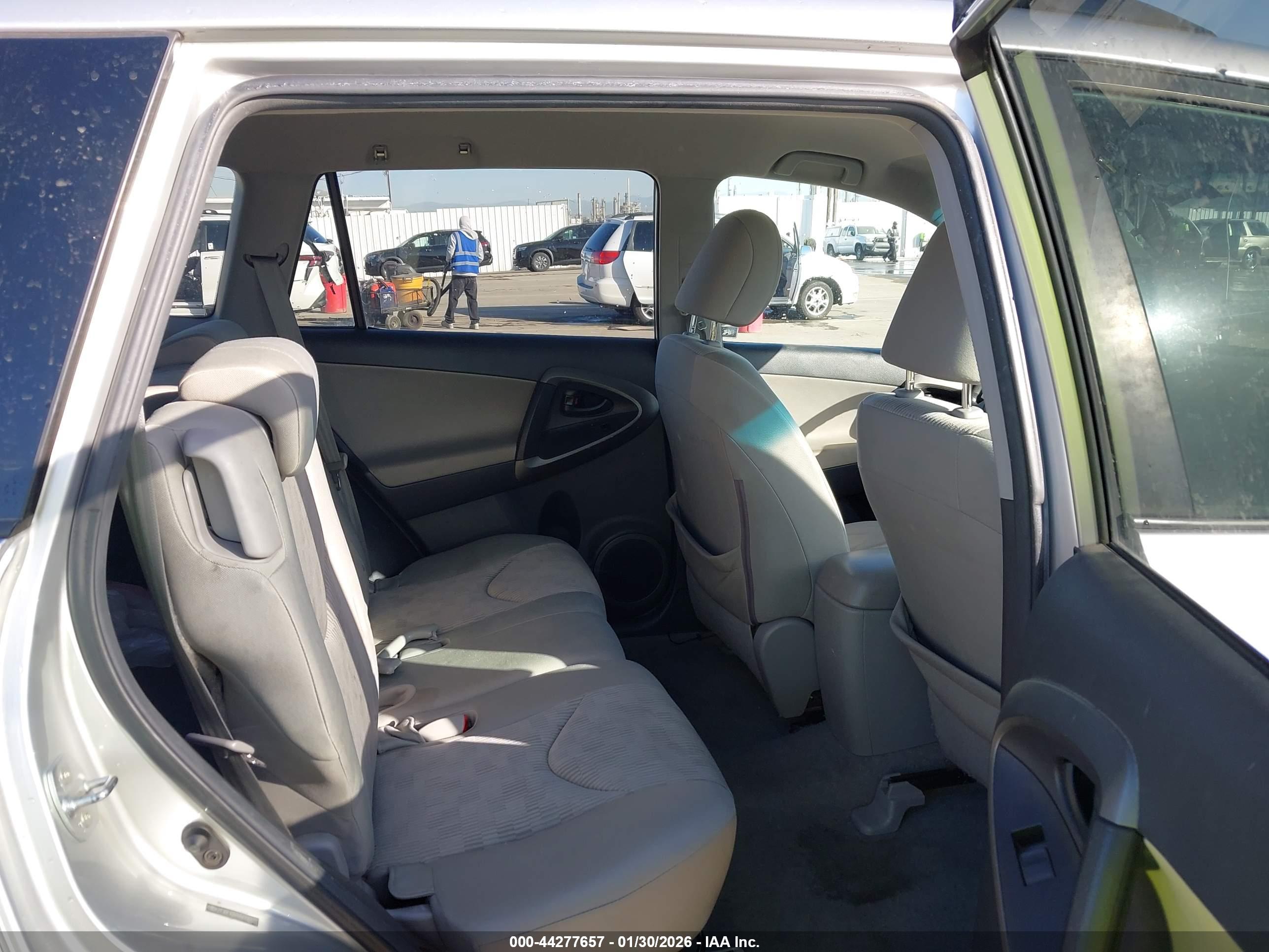 TOYOTA RAV4 image 8