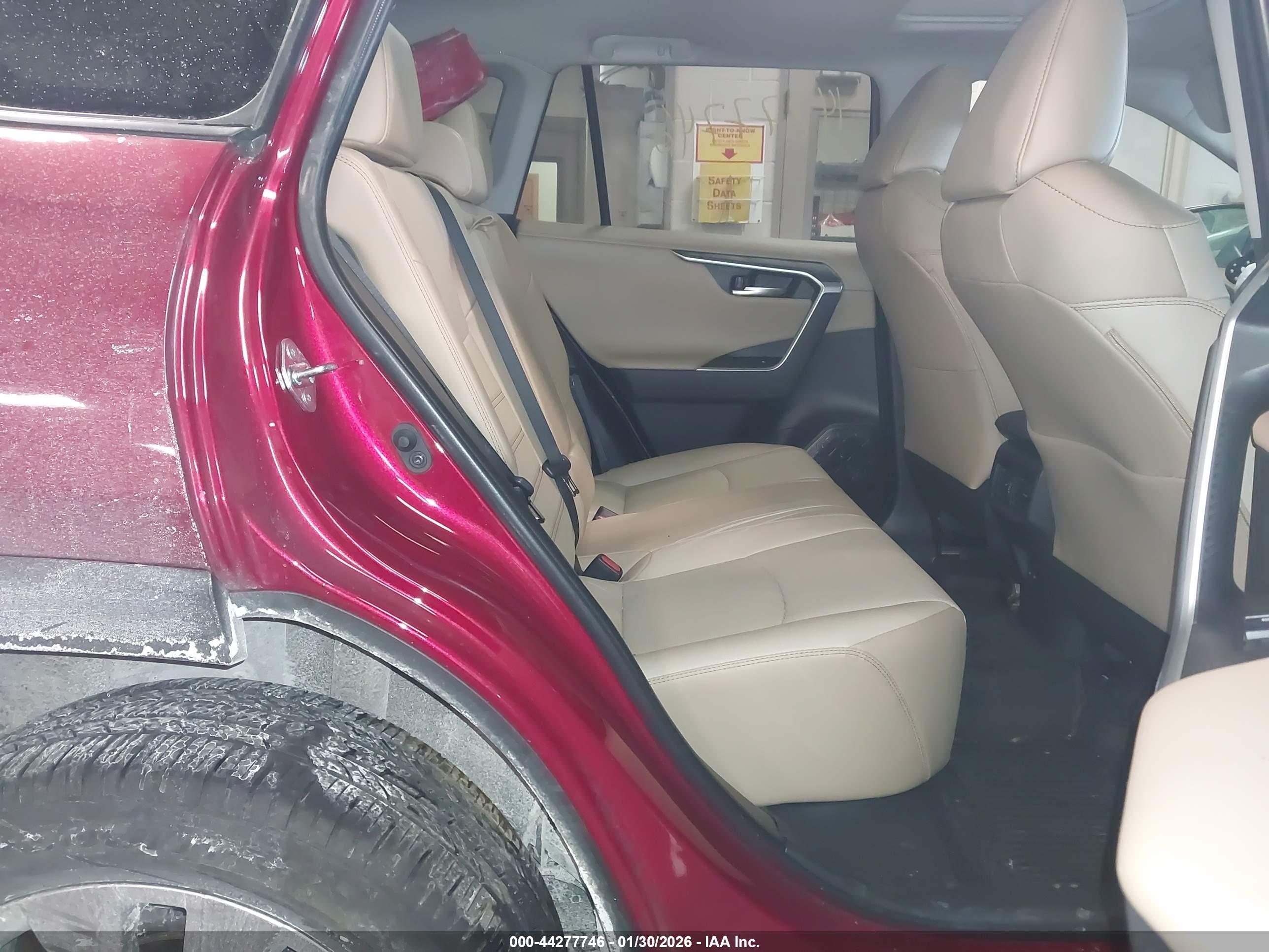 TOYOTA RAV4 image 8