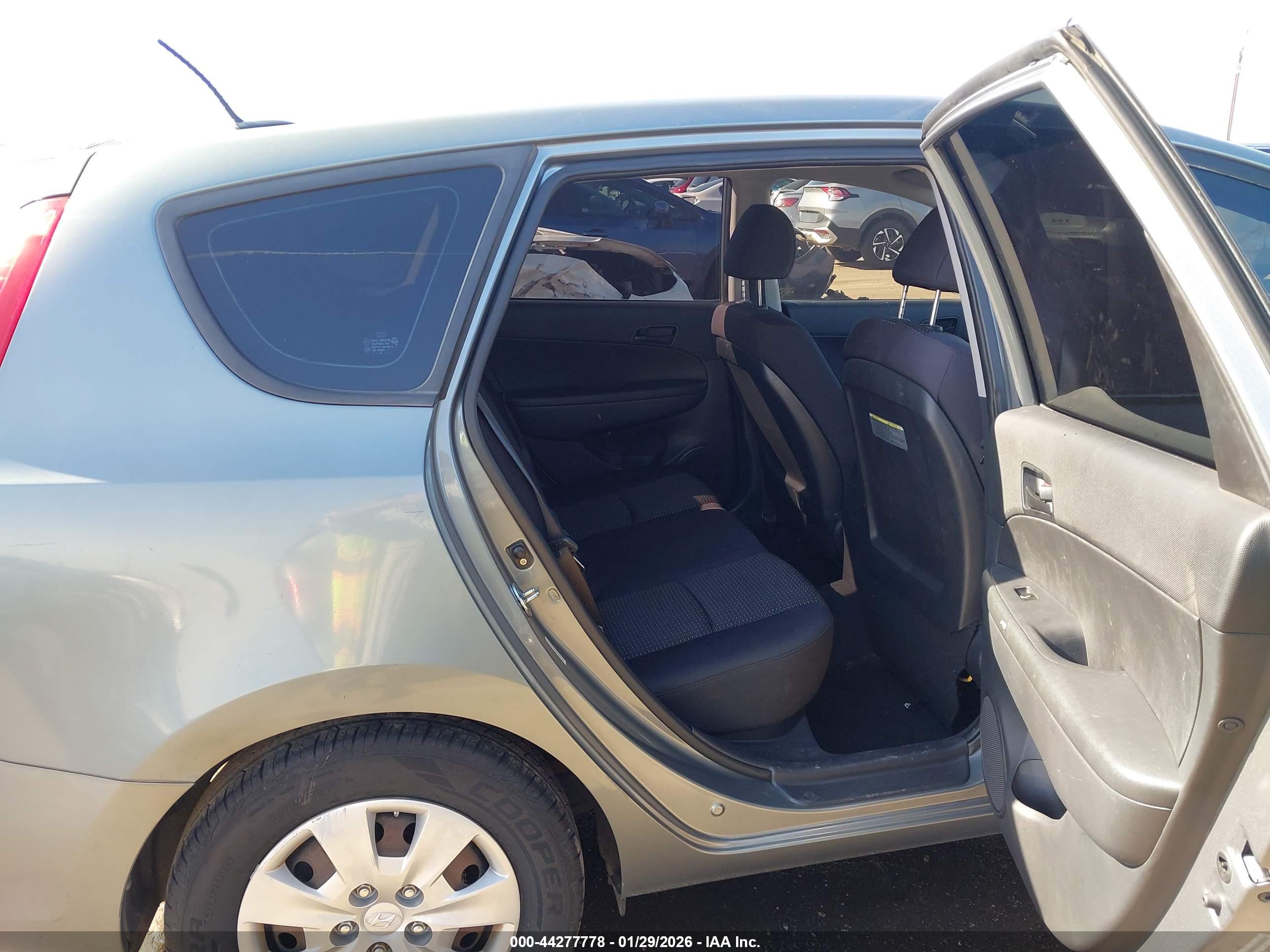 HYUNDAI ELANTRA image 8