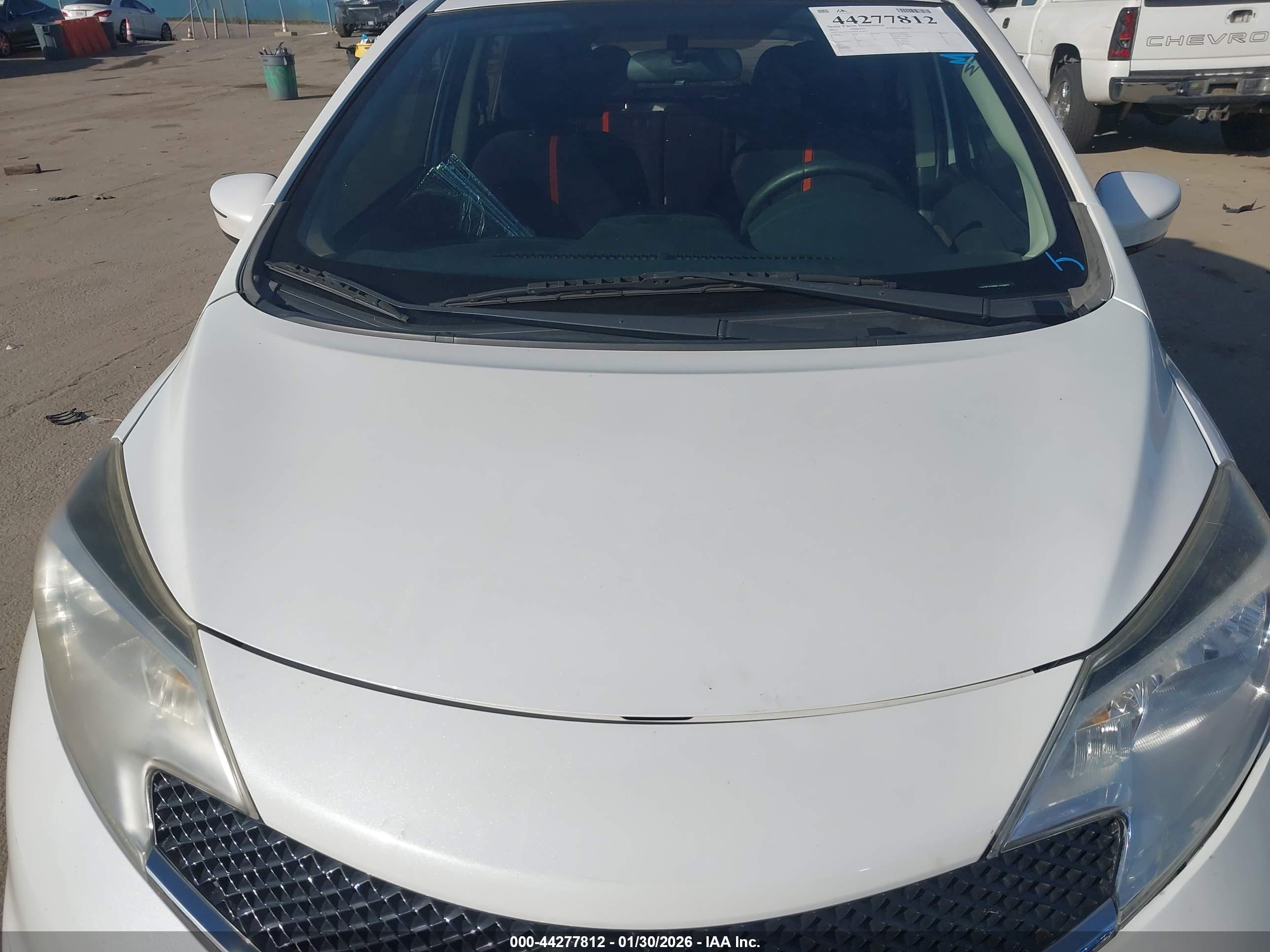NISSAN VERSA image 10