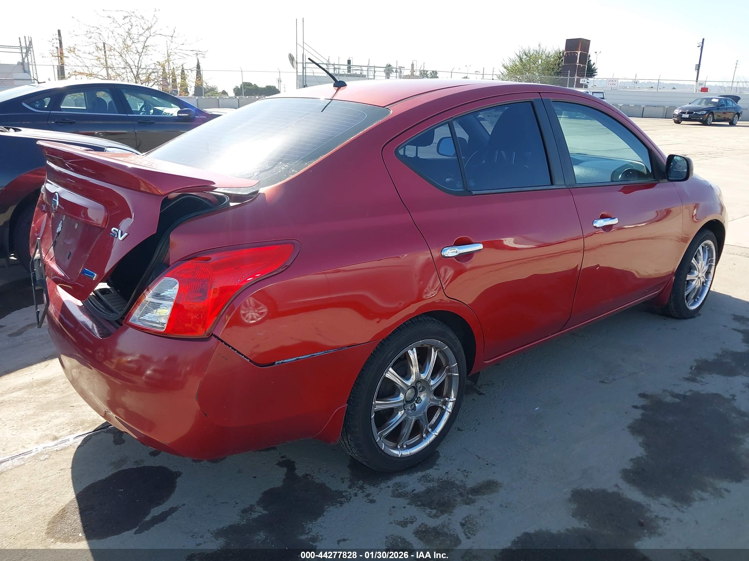 NISSAN VERSA image 4