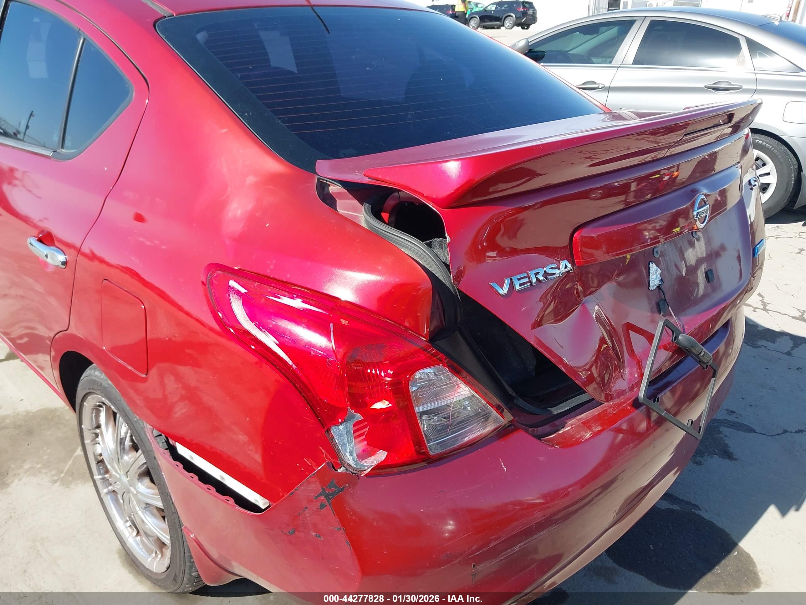 NISSAN VERSA image 6