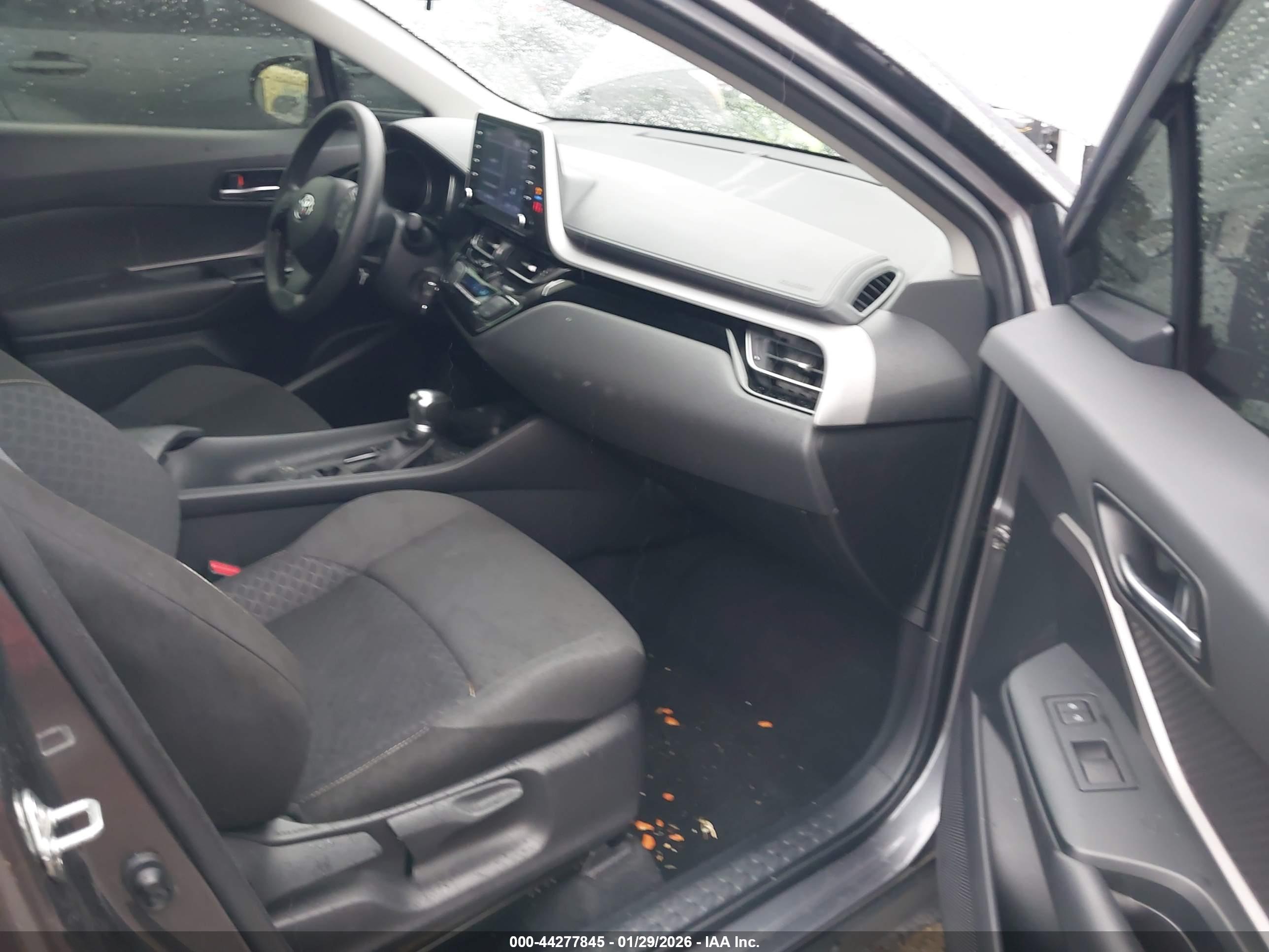 TOYOTA C-HR image 5