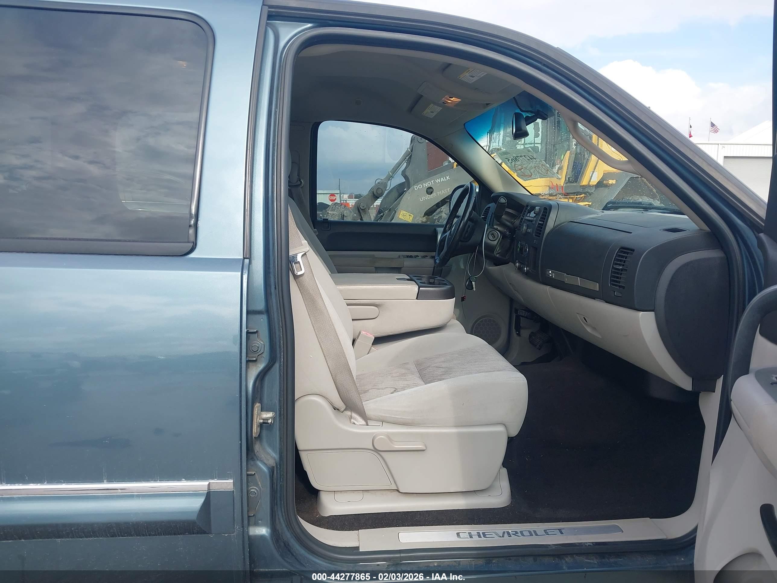 CHEVROLET SILVERADO image 5
