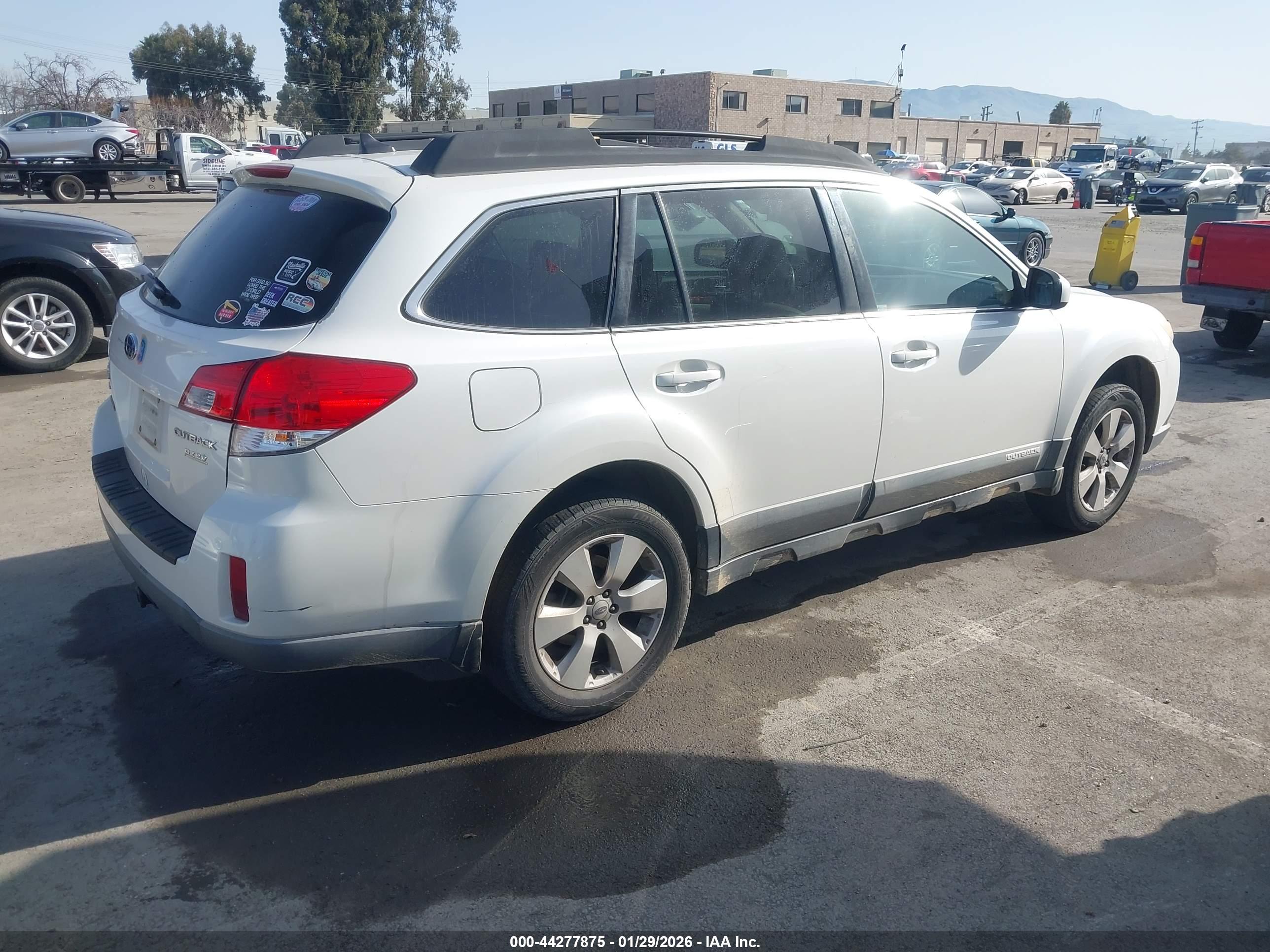 SUBARU OUTBACK image 4